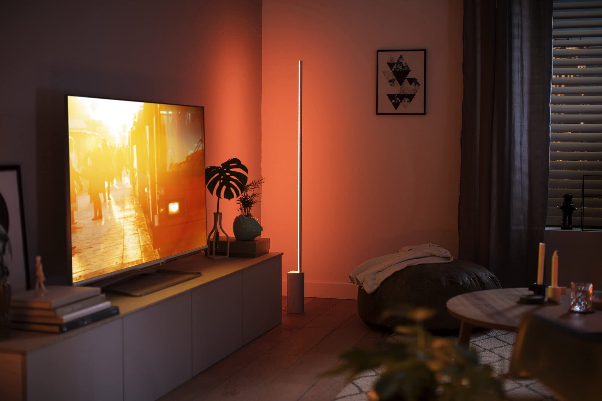 Philips Hue White & Color Ambiance Signe LED Stehleuchte (2.550 lm), dimmbare Stehlampe für das Hue Lichtsystem mit 16 Mio. Farben, smarte Lichtsteuerung über Sprache und App, silber