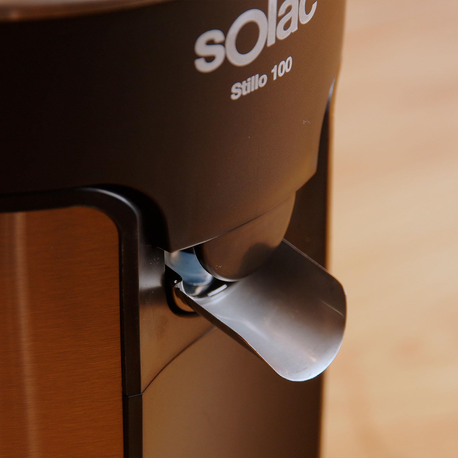 Solac - Exprimidor Stillo 100 de 100W | Acero Inoxidable | 2 Conos Desmontables | Sistema Antigoteo | Vertido Continuo | Capacidad 240 ml | Apto para Lavavajillas | Libre de BPA