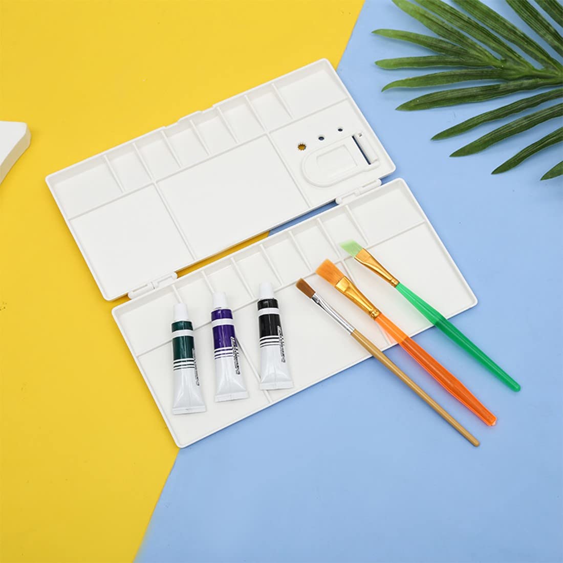 Palet Met Verschillende Kleuren Van Gemengde Verven. De Kunstenaar Neemt Verf Het Een Borstel Om Te Schilderen Mengt Voor Op 272882409
