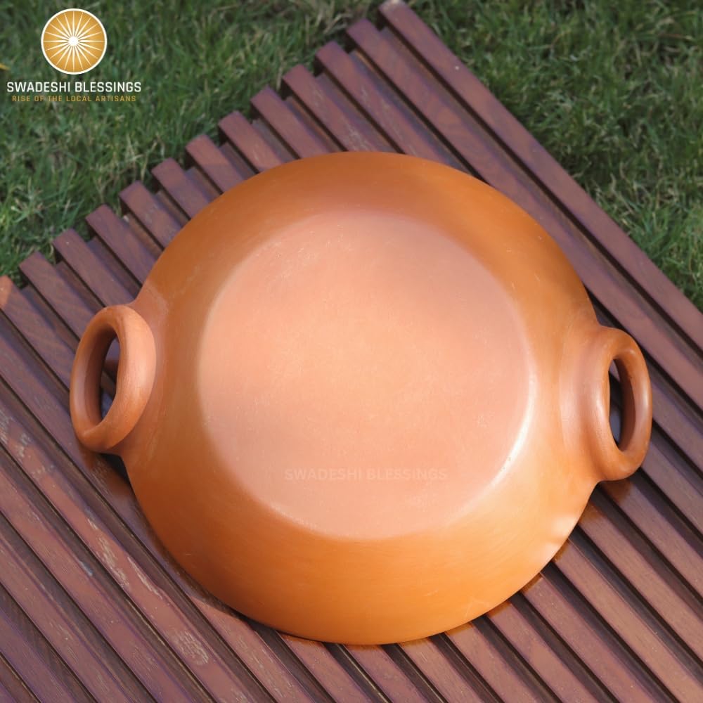 SWADESHI BLESSINGS Gamma esclusiva fatta a mano per argilla/Mitti/Earthen Kadai per cucinare, 1,8 litri (con tonalità di cottura naturale e lucentezza a specchio) + supporto in foglia di palma (rosso