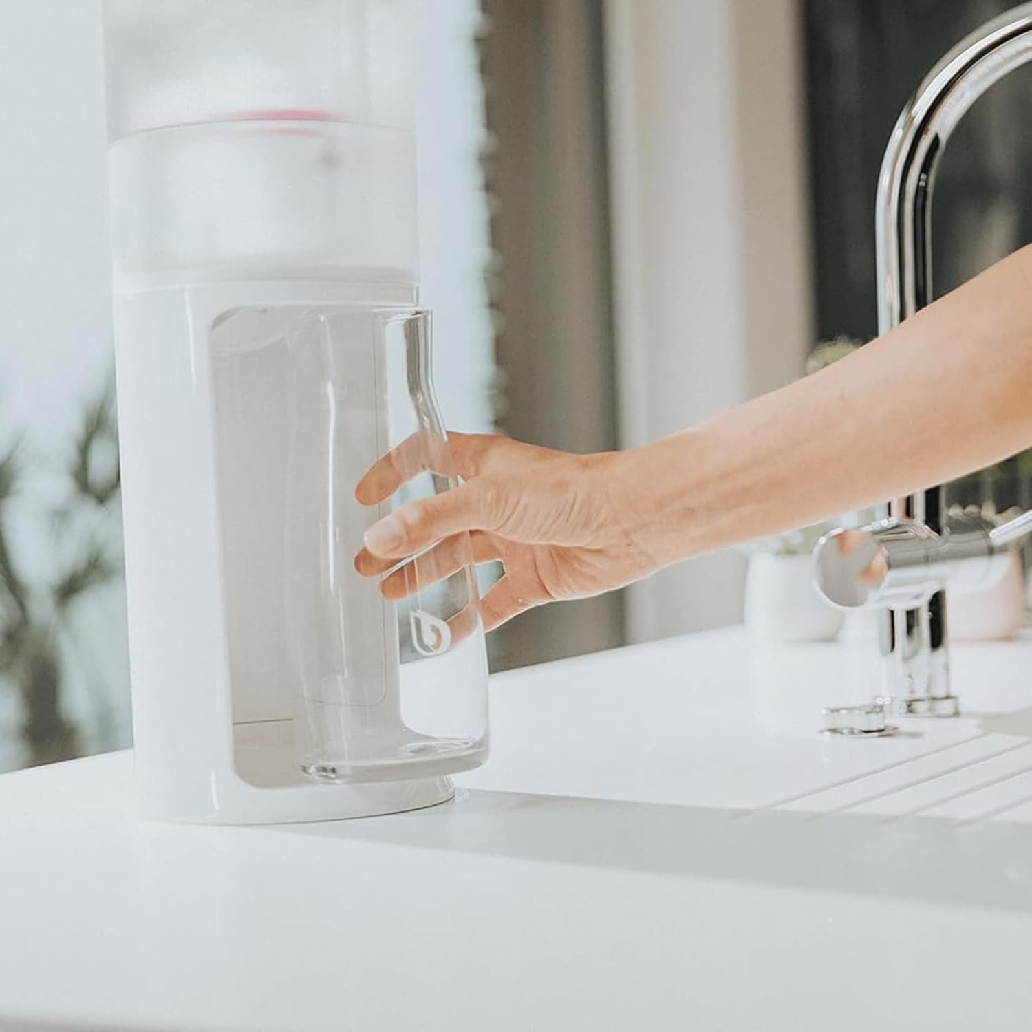 BWT Wasserfilter AQUAlizer Station inkl. 1 Magnesium Filterkartusche | Tischwasserfilter & Glaskaraffe | Trinkwasserfilter | Wasserspender für Leitungswasser (AQUAlizer Station + Magnesium)