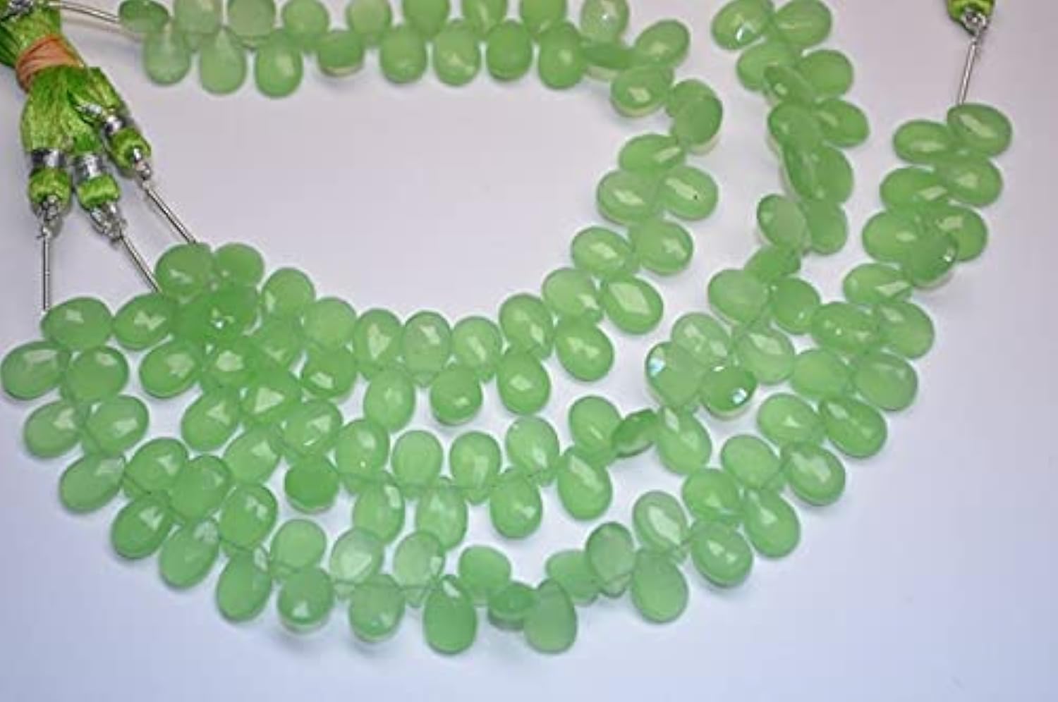 Quartz préhnite calcédoine taillé en poire de 7x10mm pour création de bijoux