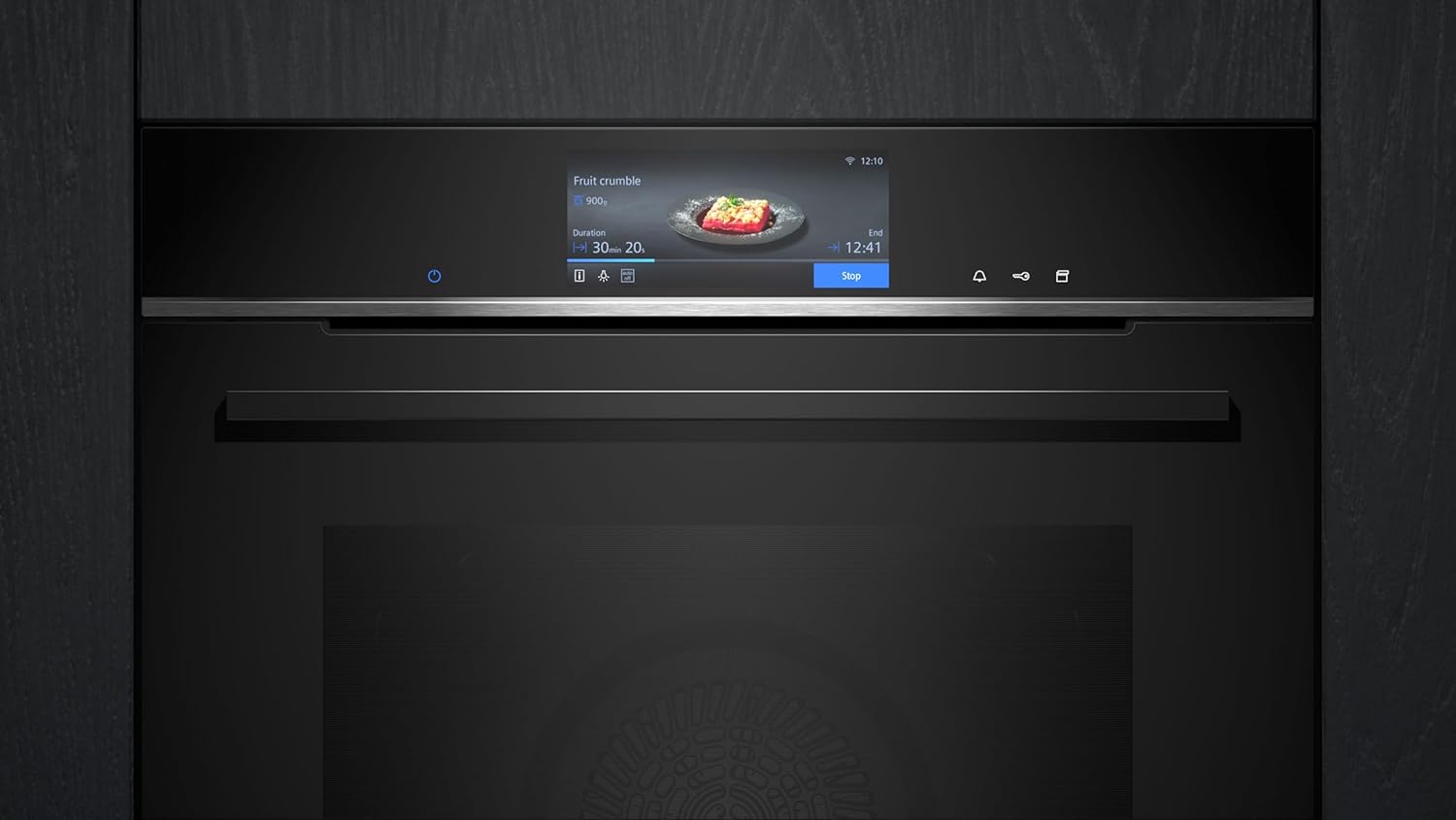 Close-up of the Siemens oven's TFT-Full-Touchdisplay Pro showing cooking settings for fruit crumble