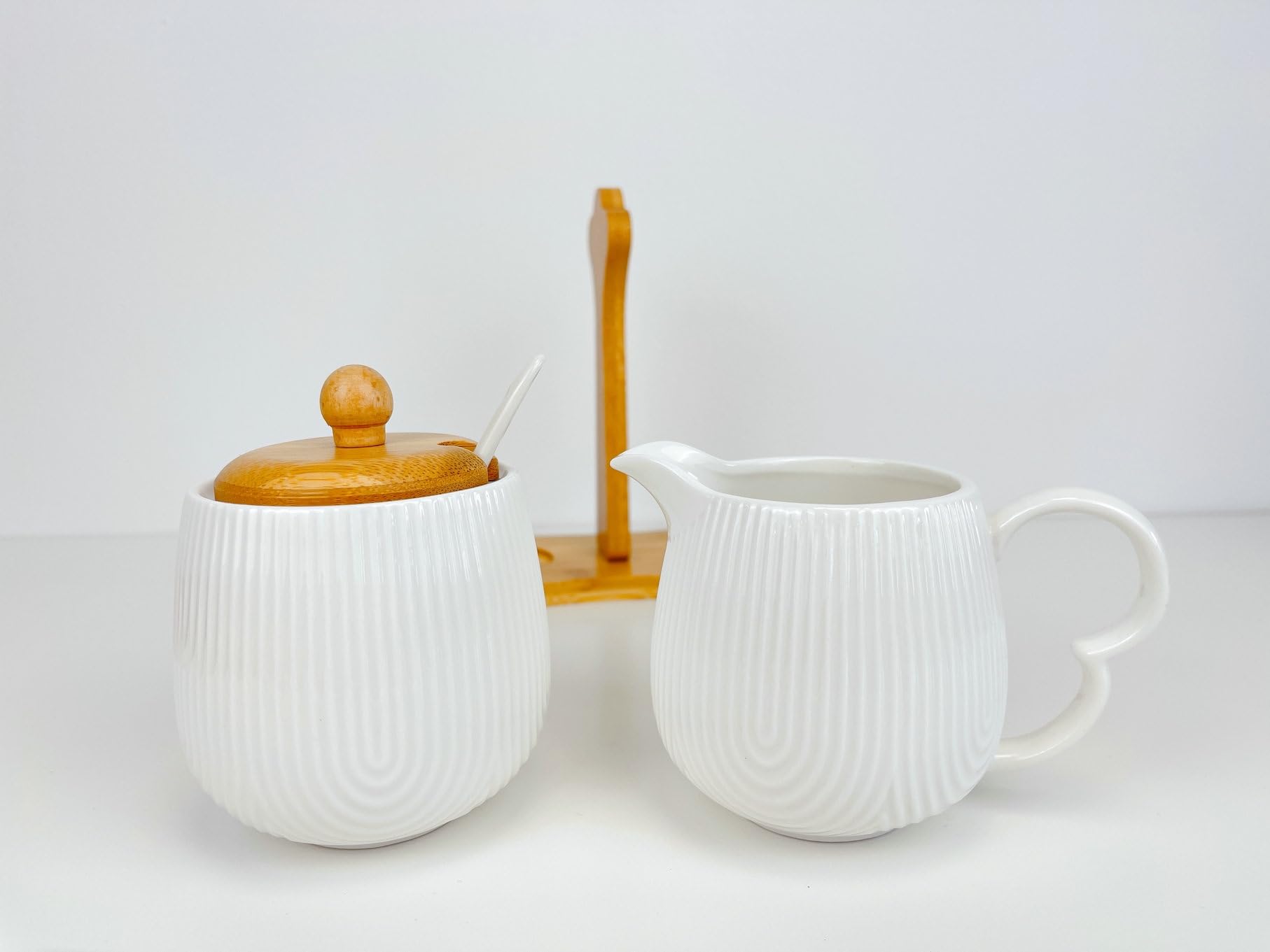 Set Azucarero con Cucharilla y Jarrita Lechera Porcelana Blanco con Soporte Madera Nordico -Jarra y Lechera para Mesa Cocina