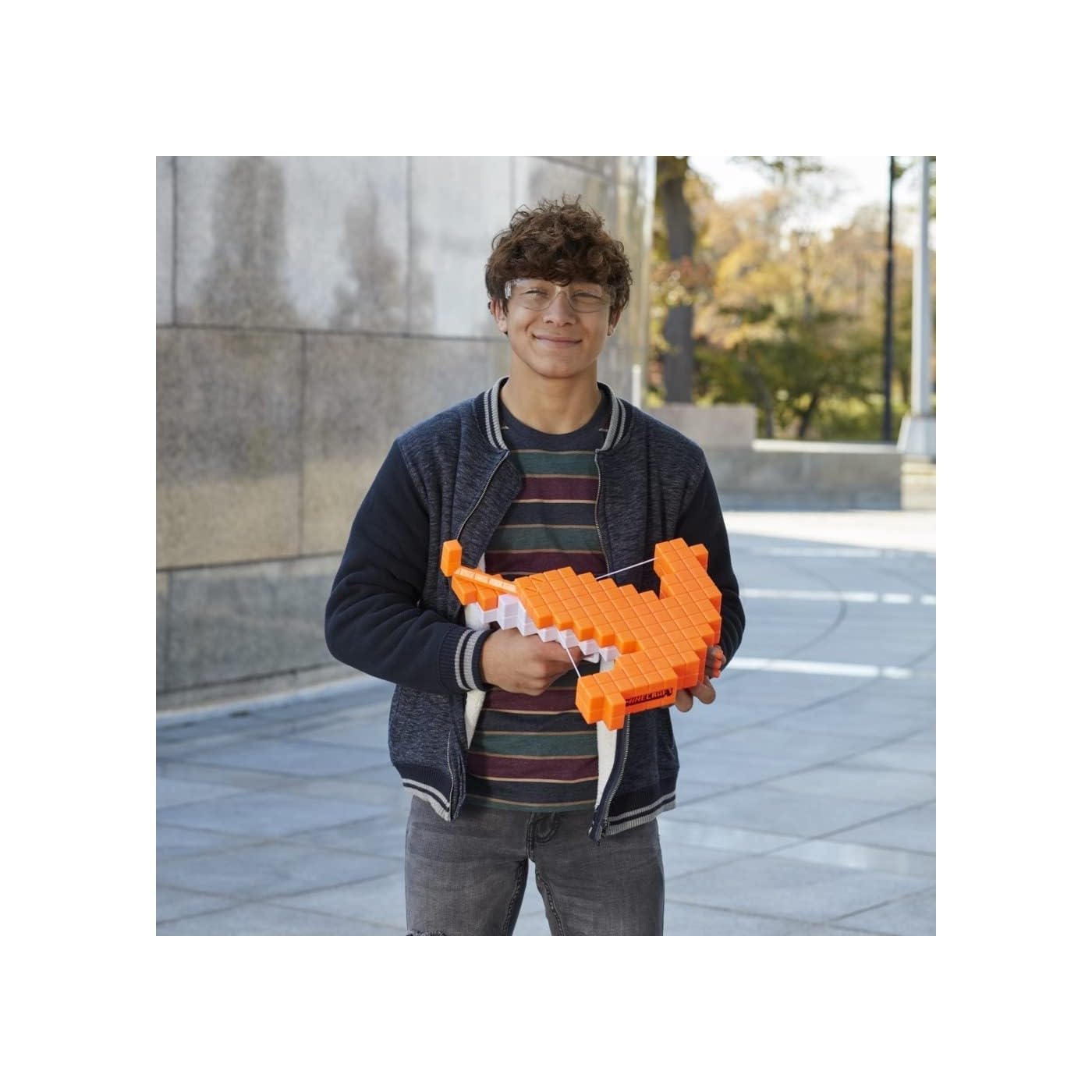 Nerf Minecraft Pillager's Crossbow, strzelająca strzałkami kusza, prawdziwy mechanizm działania kuszy, dołączono 3 oryginalne strzałki Nerf Elite