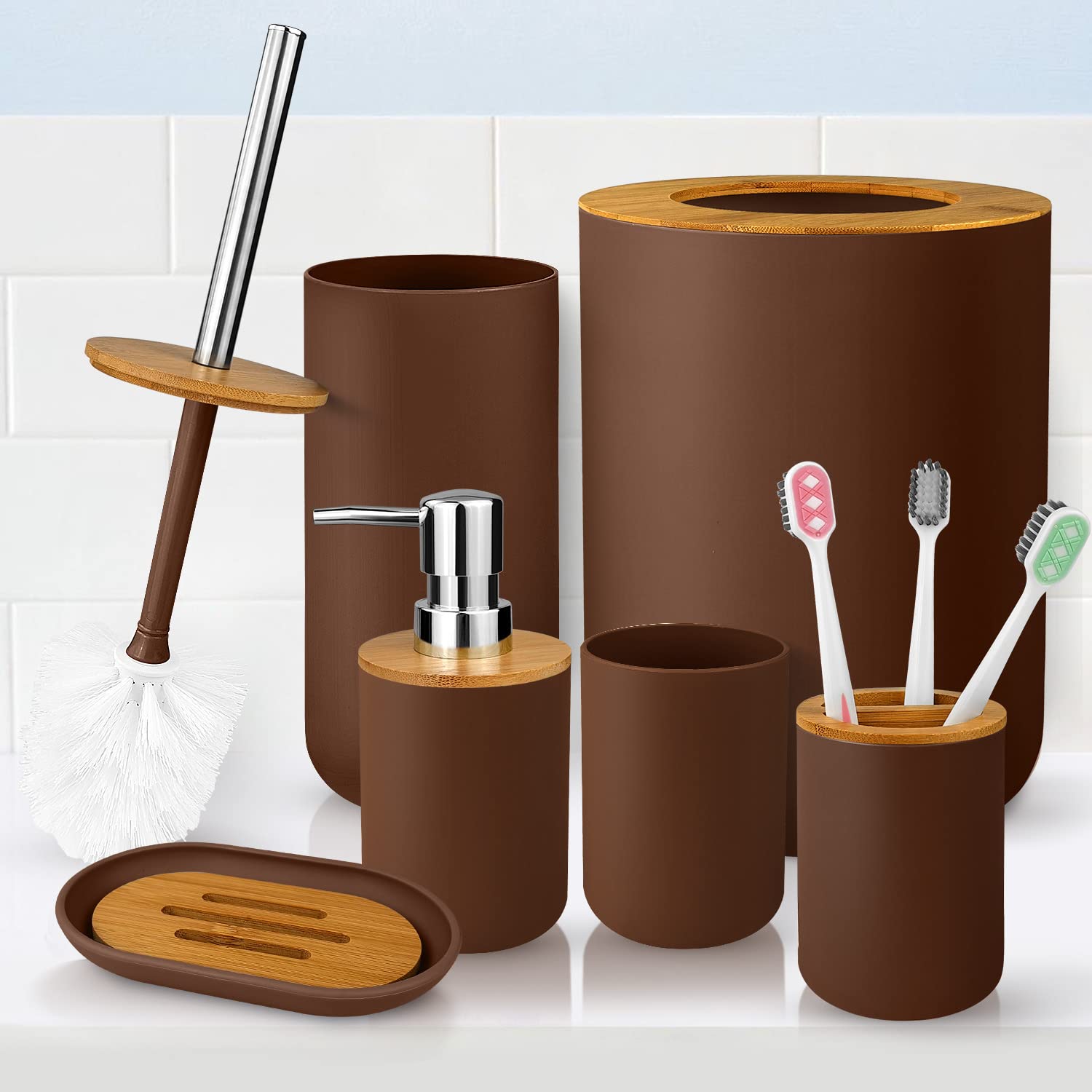 Set di accessori da bagno in bambù e plastica, 7 pezzi, include tazza per spazzolino, portaspazzolino, dispenser di sapone, portasapone, scopino per WC con supporto, bidone della spazzatura, con 3