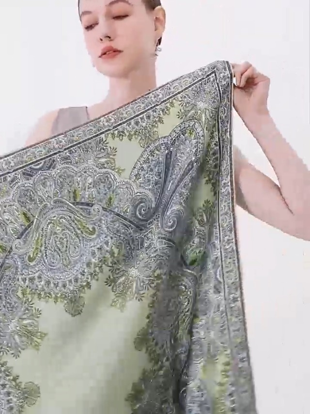 Foulard En Soie 100% Roulé Main - Motif Bouteille Rouge - Occasion En Bon état