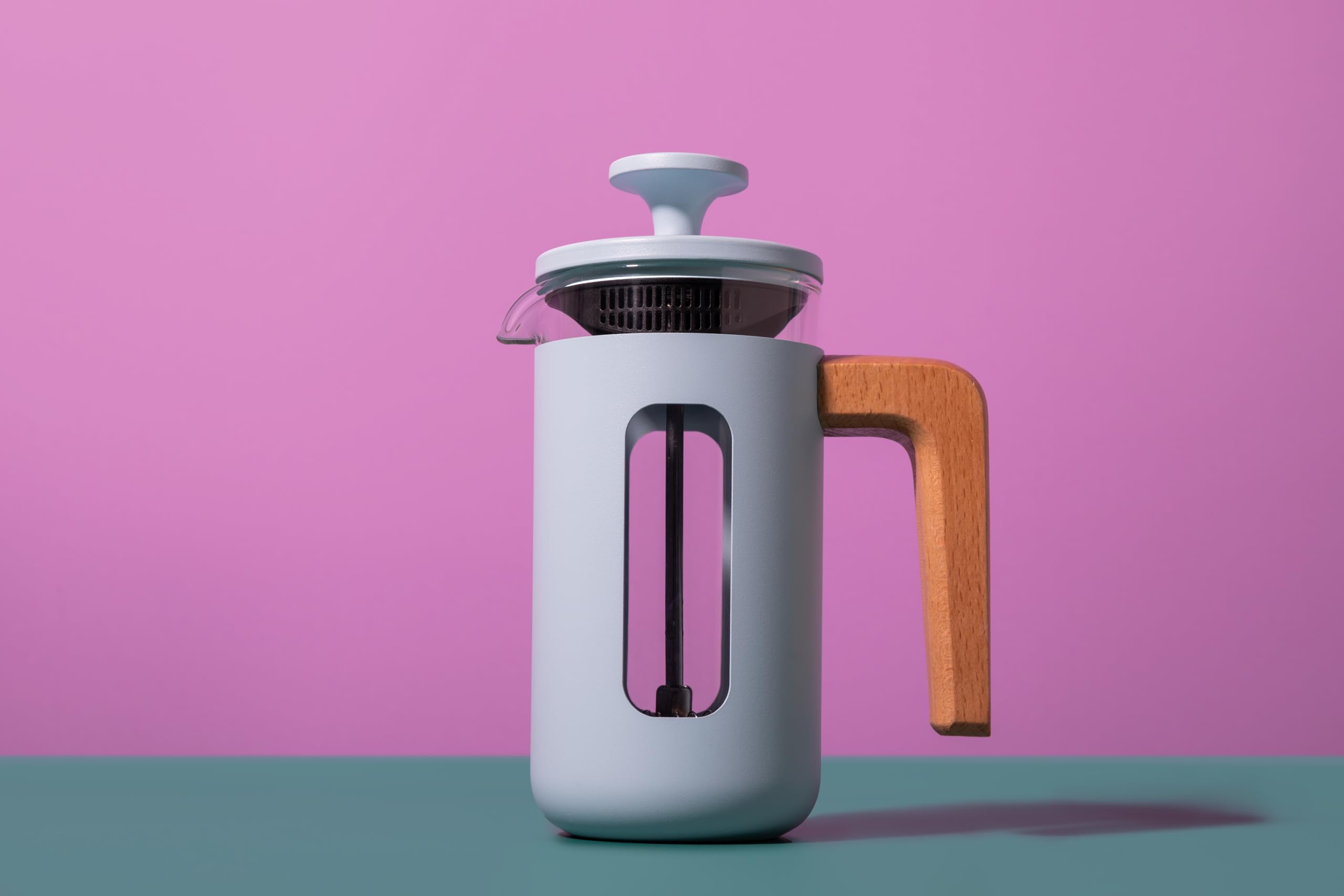 La cafetière pisa 3 cup cafetière in sky blue, wytrzymała rama i tłok ze stali nierdzewnej, żaroodporna praska francuska ze stylowym uchwytem z naturalnego drewna