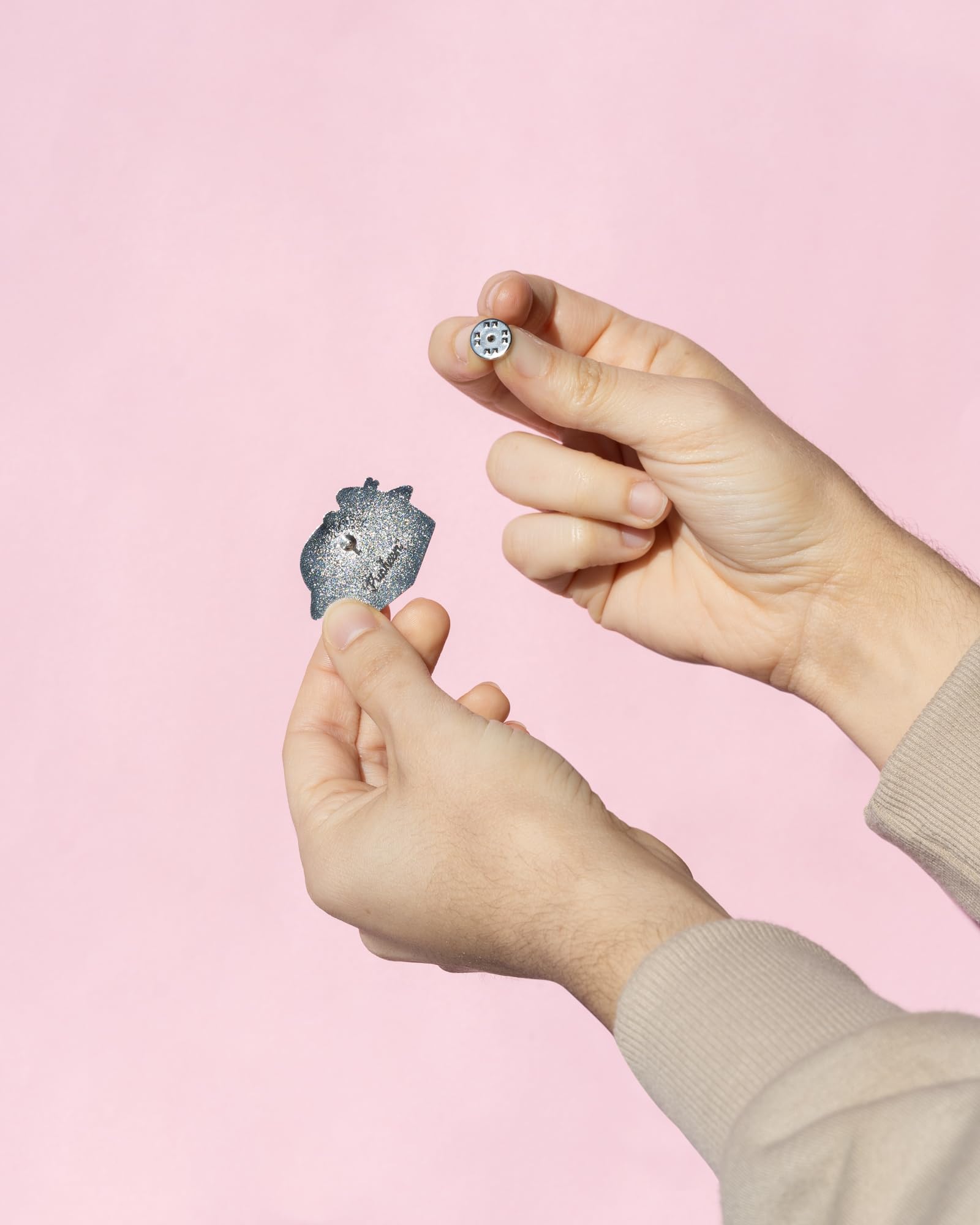 Grupo Erik Zestaw 4 emaliowanych przypinek – prezenty dla kota Pusheen | Śliczne przypinki, przypinki do toreb | Prezenty Kawaii dla miłośników kotów, poniżej 6,8 kg, dla przyjaciół, rzeczy Kawaii