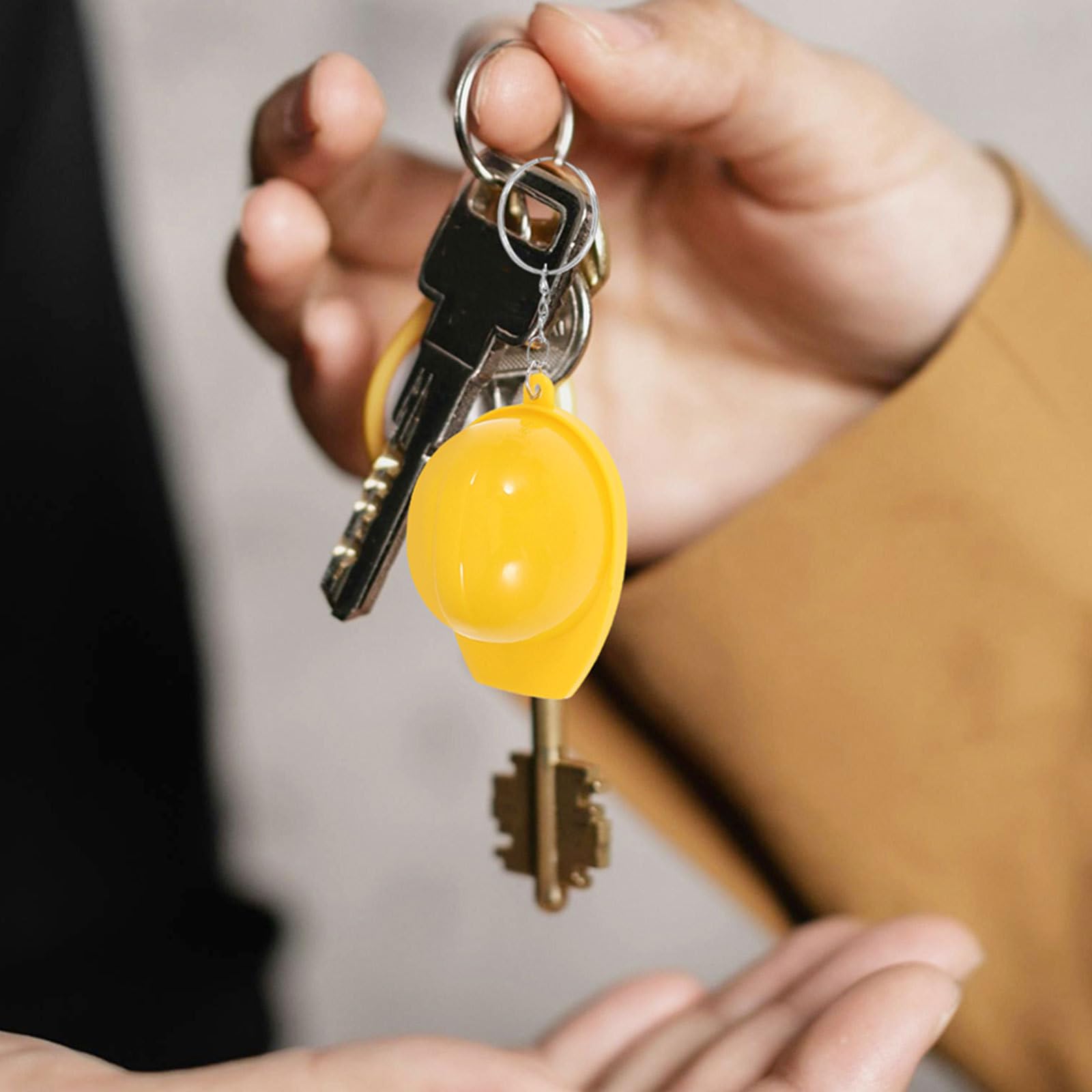 100 Stück Schlüsselanhänger mit Sicherheitshelm in Gelb aus Zinklegierung und Kunststoff Tragbar und Geeignet als Baustellen Gastgeschenke für Erwachsene
