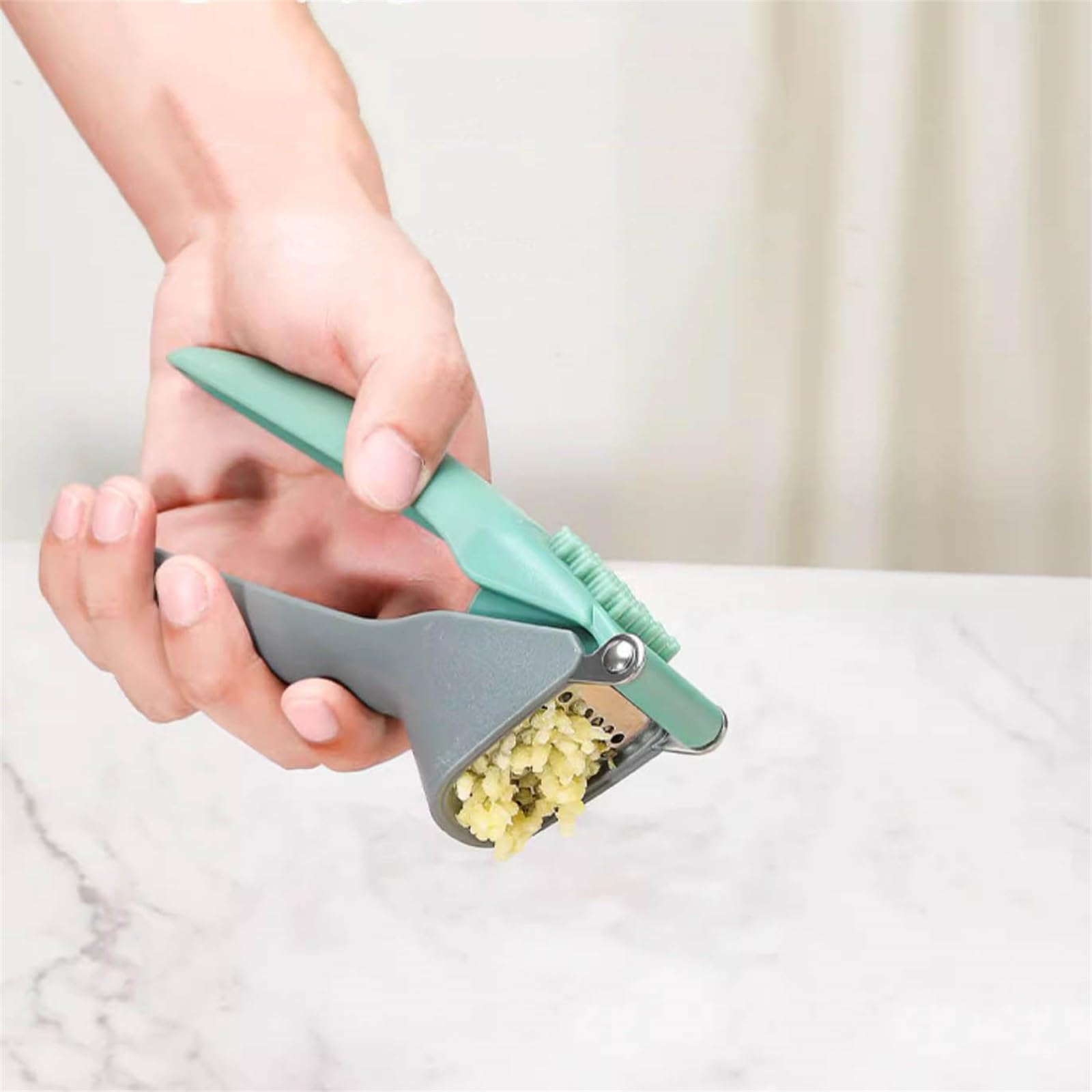 Professionelle Knoblauchpresse aus Edelstahl von ArinkO: Ein erstklassiges Küchengerät zum effizienten Zerkleinern von Knoblauch und Ingwer