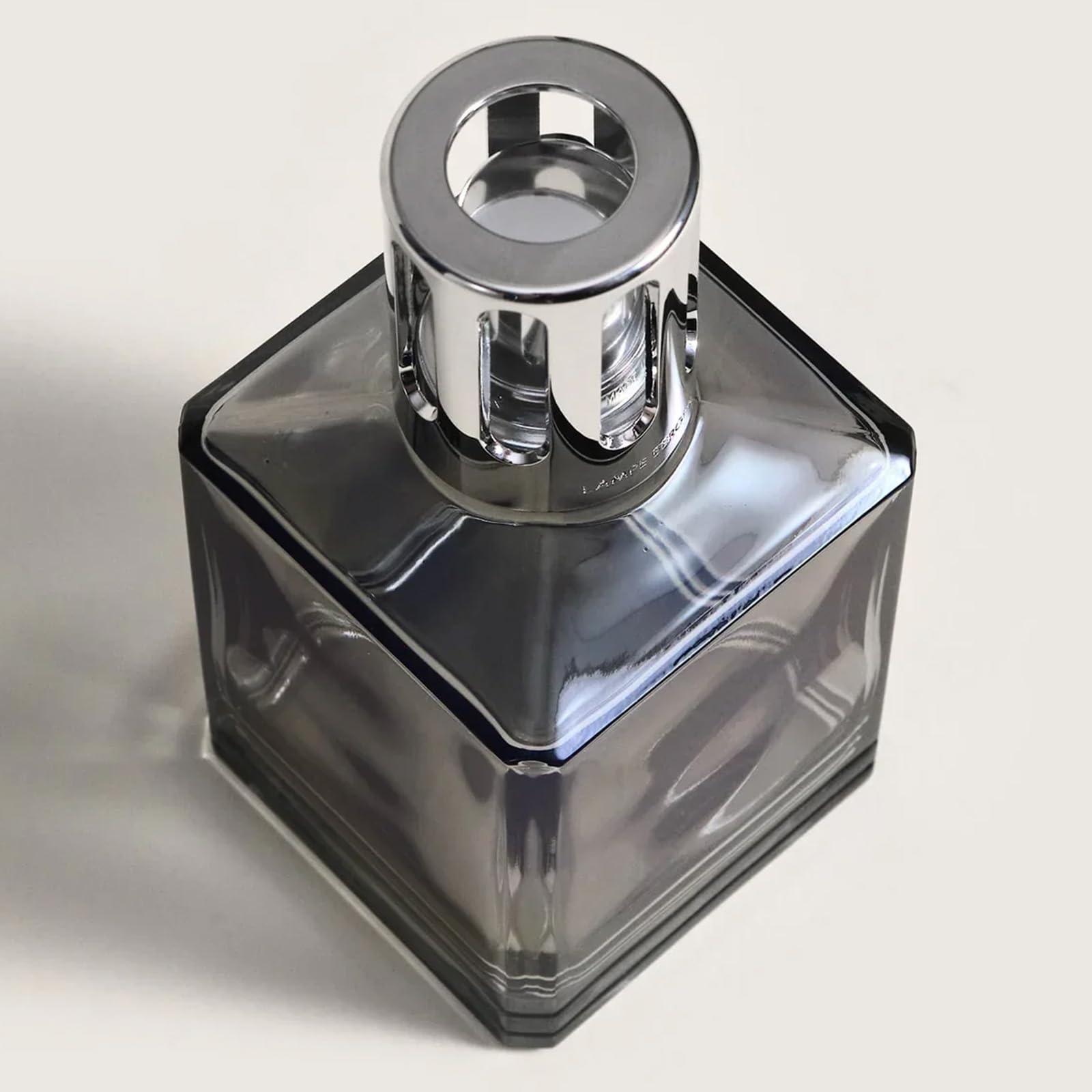 MAISON BERGER Lampe Berger Carrée Grau, Katalytische Duftlampe, 370 ml | Gerade silberfarbene Fassung, ohne Parfum verkauft, 370 ml, 7,5 x 7,5 x 16,5 cm, hilft unerwünschte Gerüche zu neutralisieren