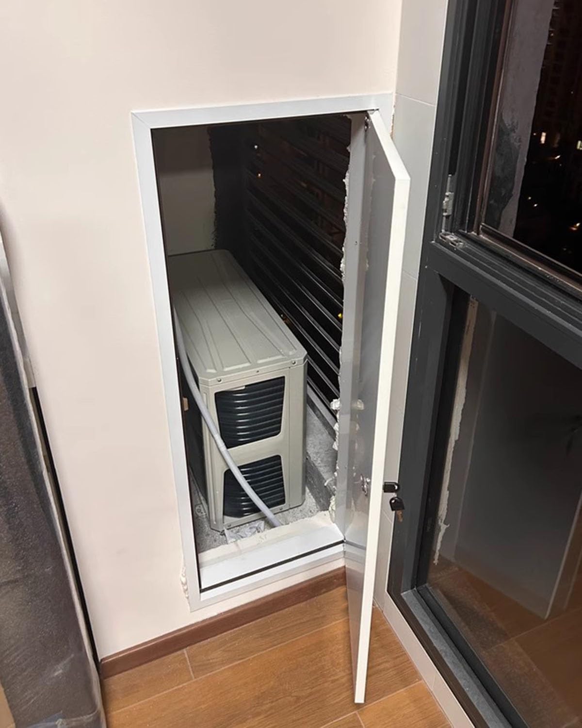 Trappe de visite en aluminium blanc 32x38in avec porte d'accès verrouillable