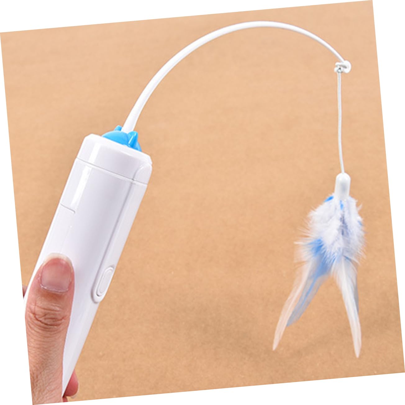 BESPORTBLE Jouet Interactif pour Chat Rotation Électrique 360 Degrés, Plume Authentique, Matériau Abs Solide, pour Chats et Chatons en Intérieur Couleur Aléatoire