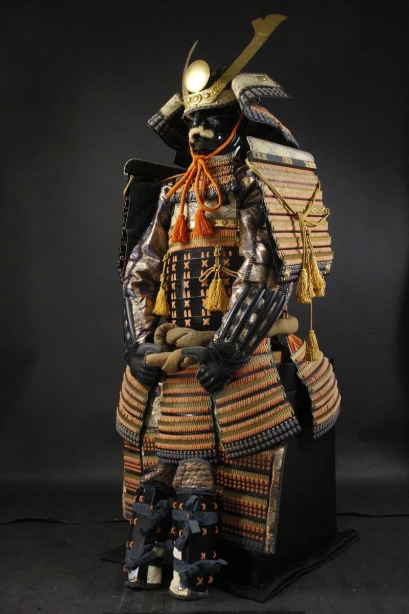 出世兜:源九郎義経 長鍬形獅子頭の兜 源氏兜 兜飾り 鋳物 座布団付き