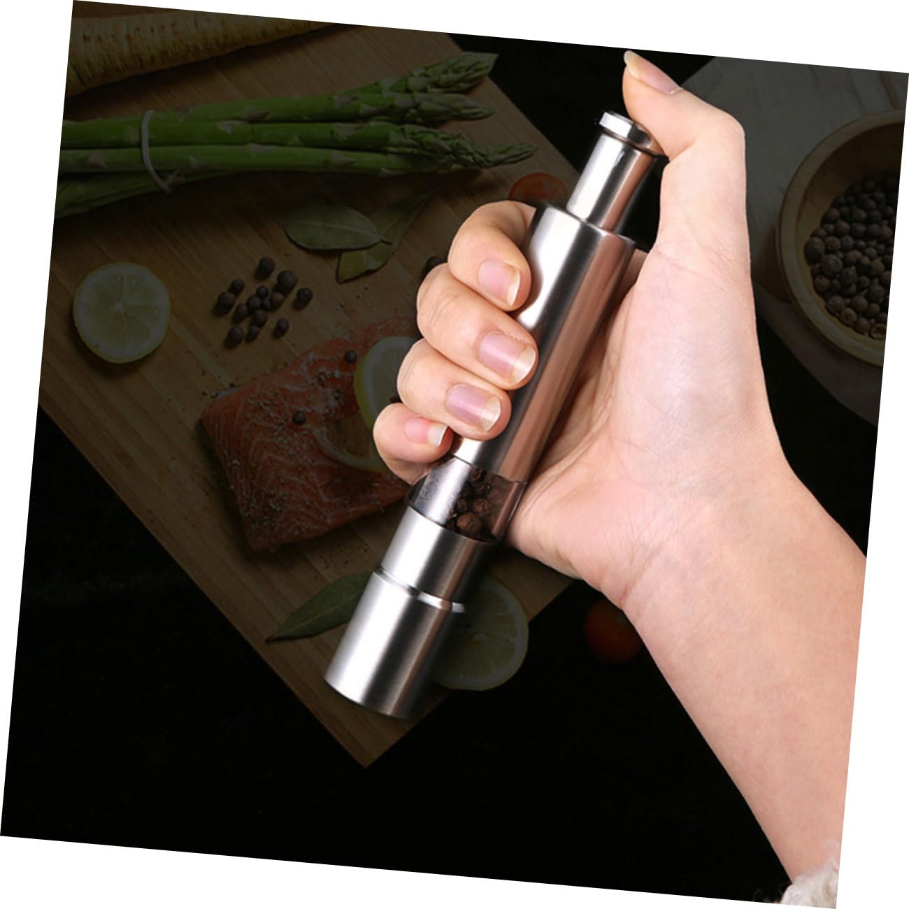 Handmühle für Schwarzen Pfeffer aus Edelstahl, Fein Mahlend, Silber | 1 Stück, für Kreuzkümmel und Weitere Lebensmittel Geeignet, Kompakt für Küche und Tisch