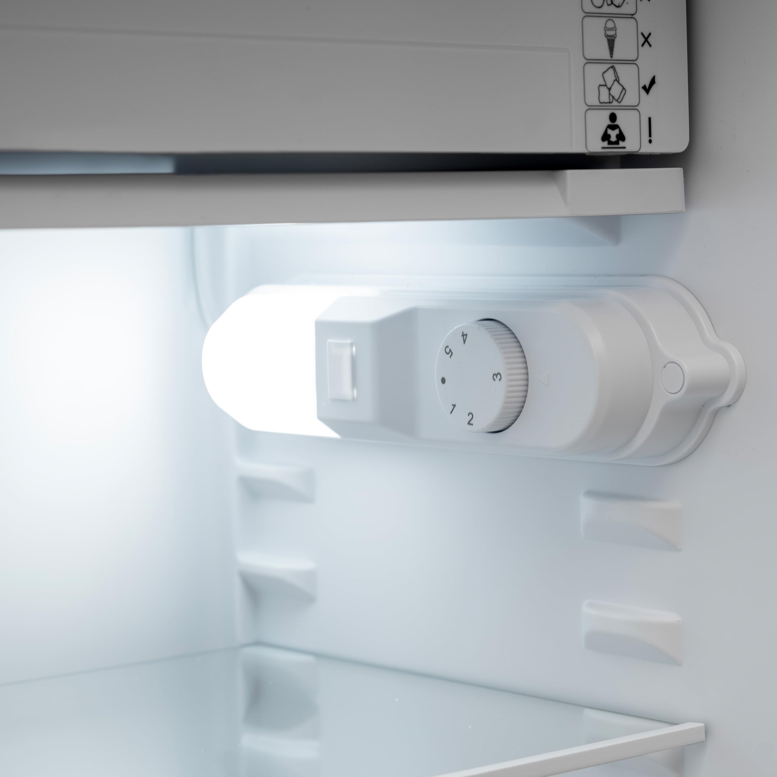 TELEFUNKEN Kühlschrank mit Gefrierfach (nur für Eiswürfel) | Freistehend | 89 Liter Nutzinhalt | Kühlschrank klein mit Gemüsefach | LED-Beleuchtung | Türanschlag wechselbar | CF-33-101-S2 silber