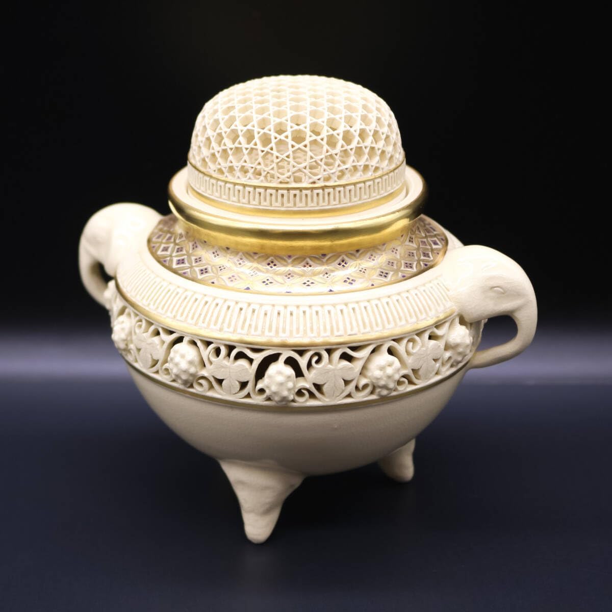 薩摩焼 磯御庭窯 香炉 昭山作 隆陶画 葡萄 透かし彫り 象 金彩 香道具 仏具 華道具 茶道具 共箱 ぶどう