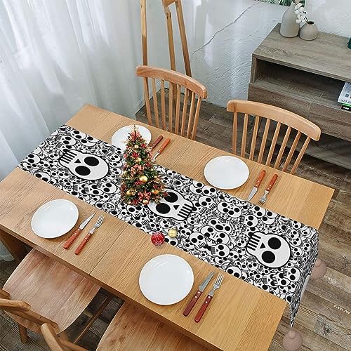 Long chemin de table décoratif crânes noirs et blancs pour une ambiance de Noël rustique