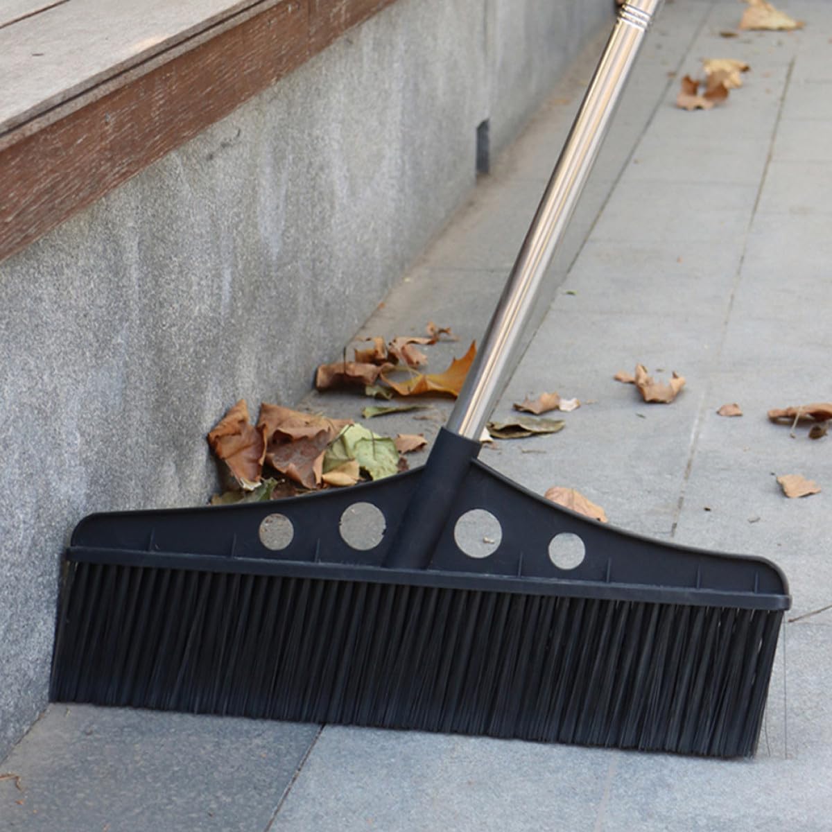 Healvian Scopa a Spinta da Giardino Nera con Manico in Acciaio Inox e Setole in Nylon, Spazzatrice Robusta per Esterni e Patio, Pulizia Efficiente di Cortili, Garage e Terrazze