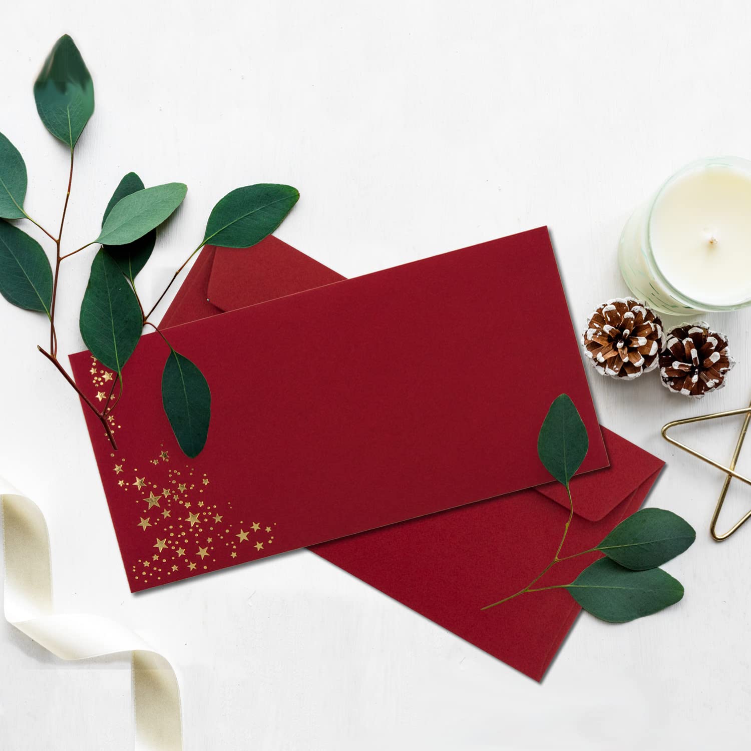 Lot de 250 enveloppes avec étoiles métallisées – Format DIN long – Pluie d'étoiles dorées en relief – Couleur : rouge foncé, fermeture autocollante, 120 g/m² – 110 x 220 mm – Idéal pour Noël