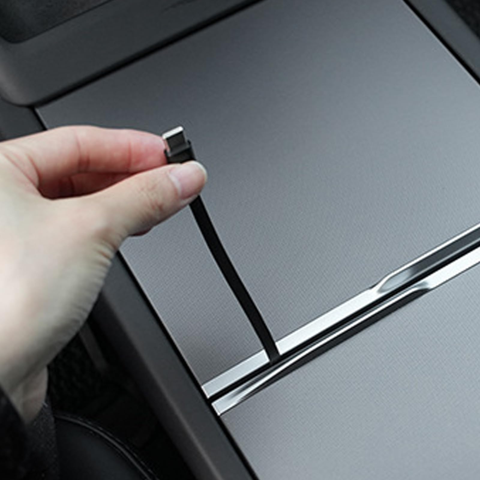 Koncentrator USB do wieloportowej stacji dokującej do ładowarki Tesla | Precyzyjnie dopasowana konstrukcja – specjalnie uformowana dla konsoli ModelY/YL/3, pasuje do wnętrza z eleganckim matowym