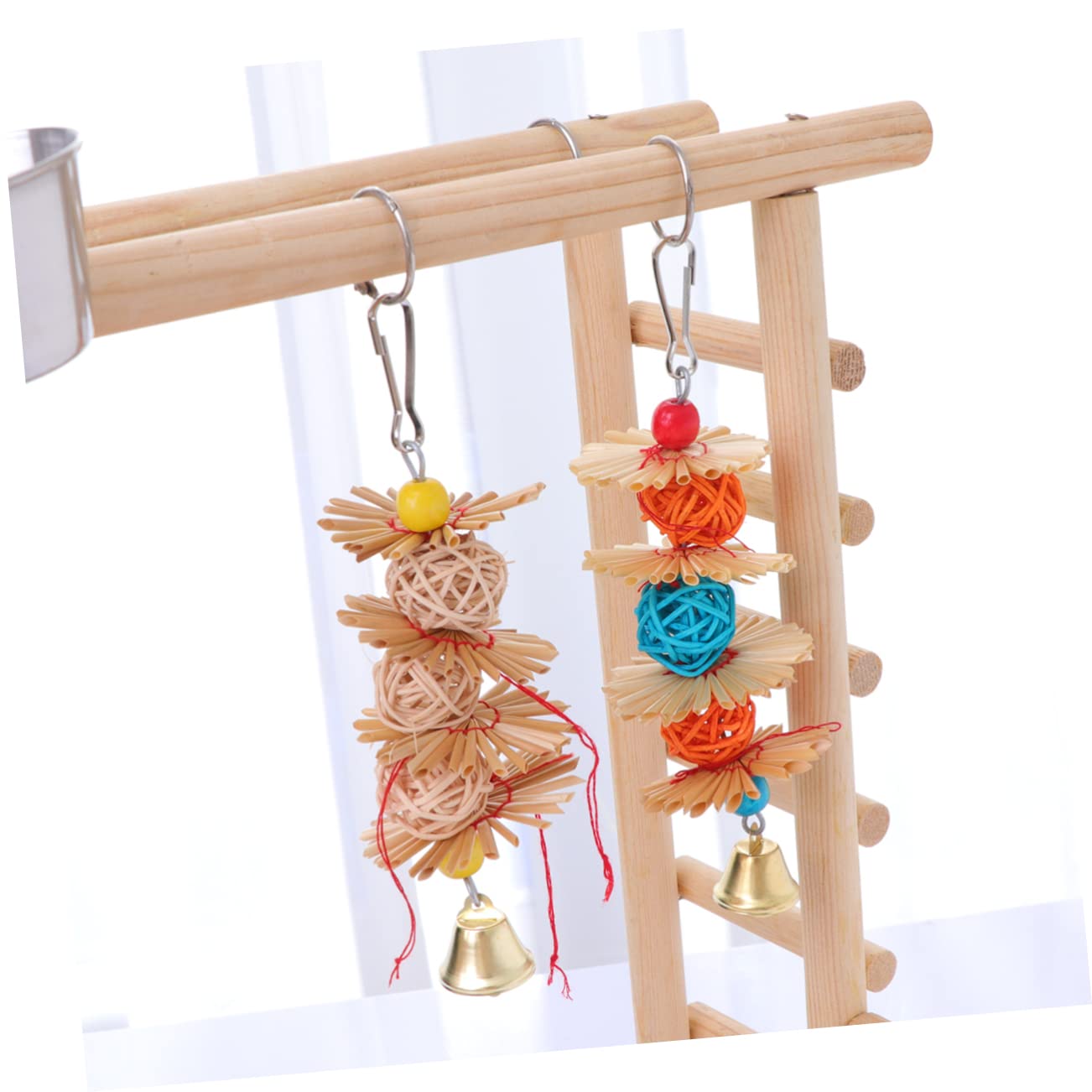 DOITOOL Jouets À Mâcher pour Perroquets Lot De 2 Clochettes Suspendues en Rotin Tissée pour Petits Oiseaux Couleur Aléatoire