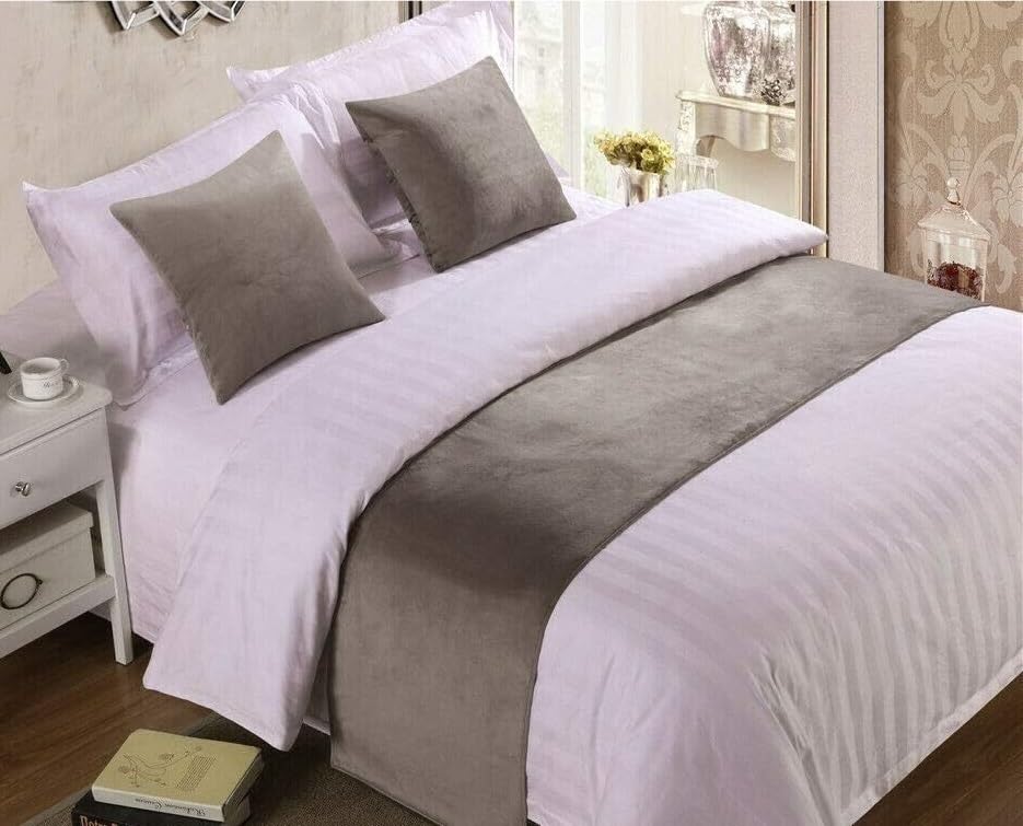 Chemin de lit velours gris clair anti-salissure pour protéger le pied de lit