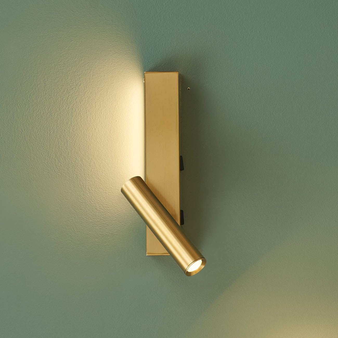 KOSILUM – Aplique de latón cabecera etiquetadora izquierda con interruptor – Lodvi – Izquierda – Luz blanca cálida – Iluminación salón dormitorio cocina pasillo – – 1718 lm – LED integrado – IP20