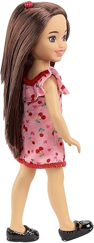 Miniatura 4 de Barbie Muñeca Chelsea (morena) con vestido estampado de cereza con volantes y zapatos negros, juguete para niños a partir de 3 años