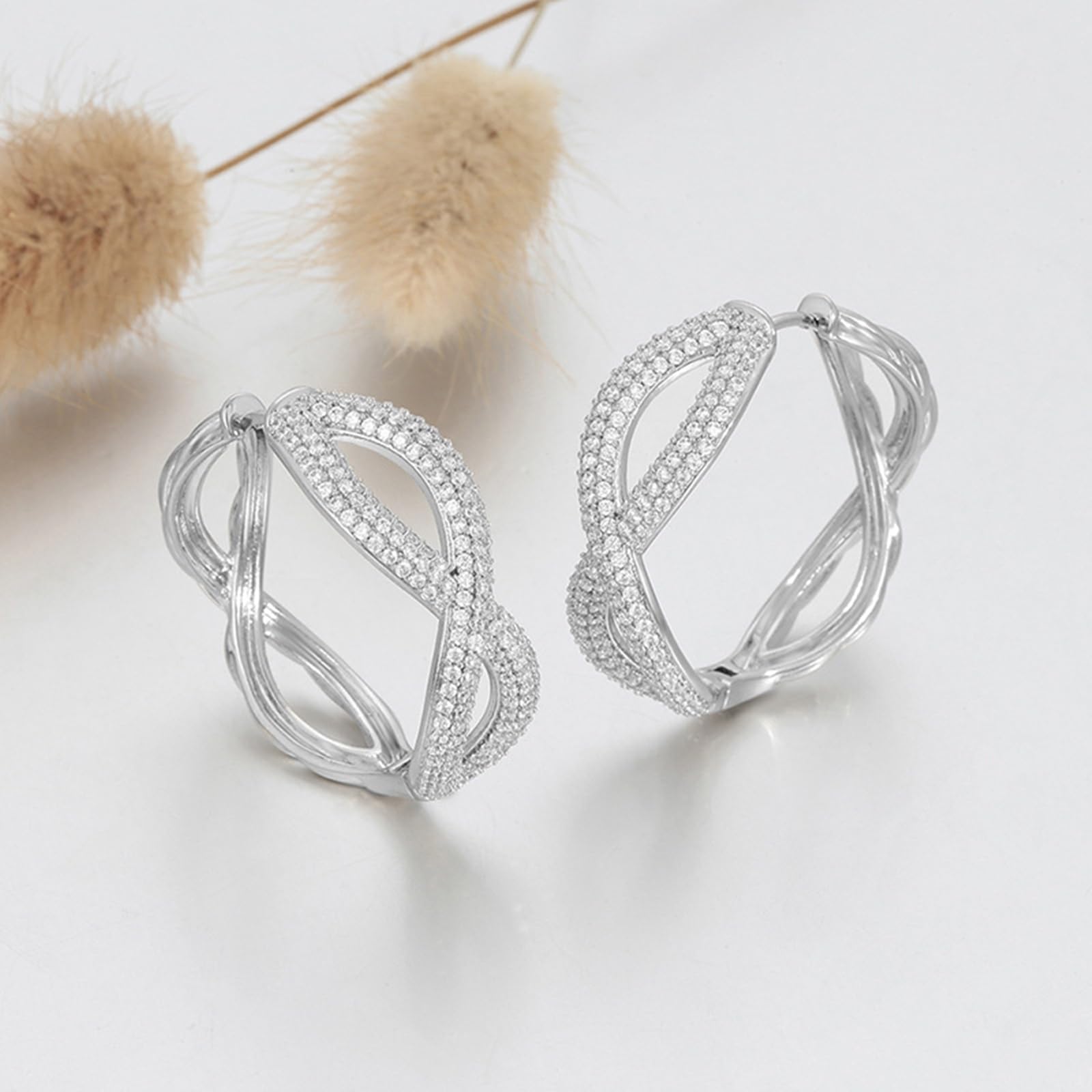 Pendientes de infinito con moissanite para mujer