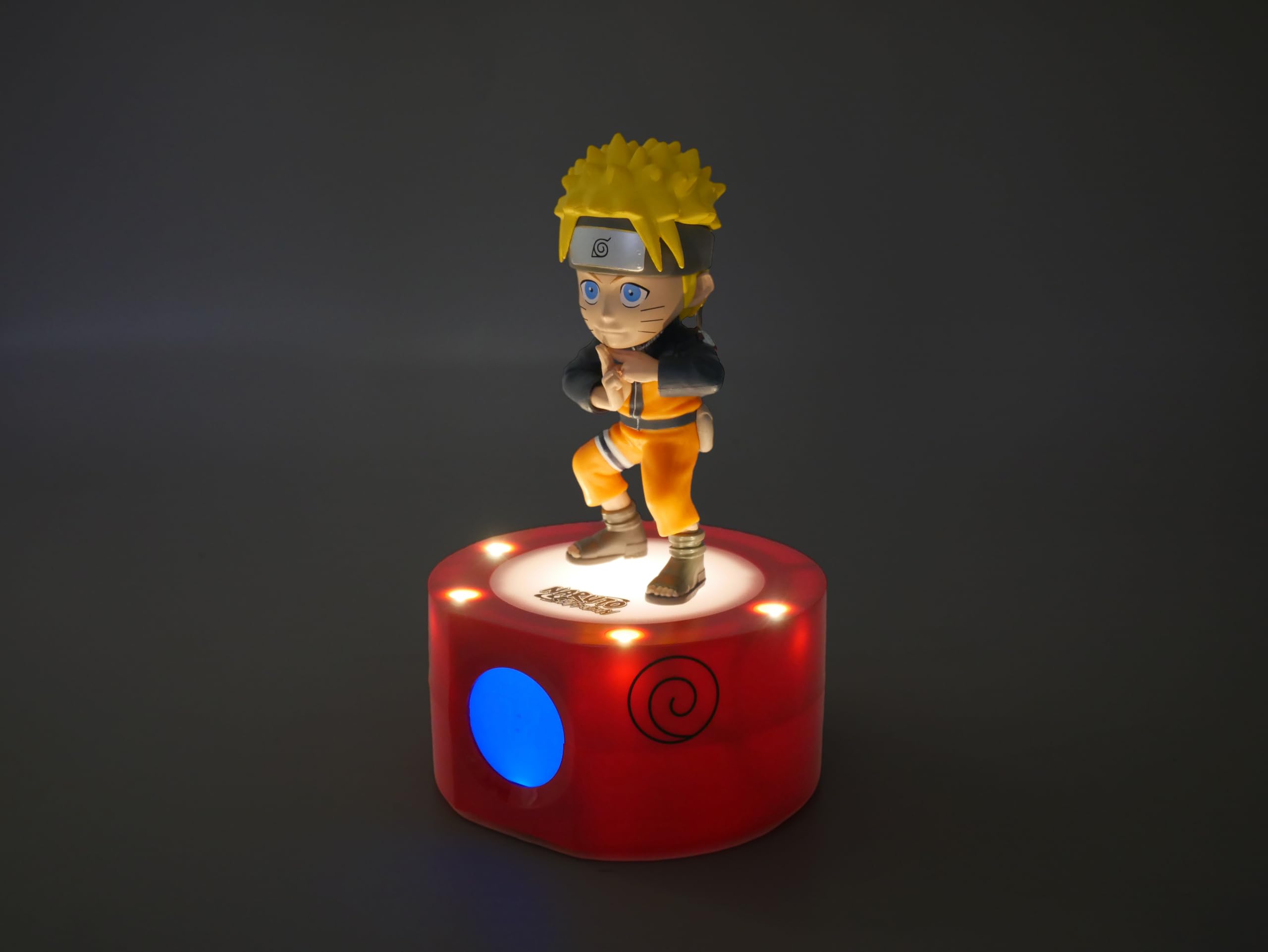 TEKNOFUN - Licencia Naruto Shippuden - Despertador Digital Naruto - Pantalla 12/24h, Fecha, Temperatura - Negro, Naranja, Amarillo - Funciona con 3 x AAA/Enchufe - Cable USB (Incluido) - 811607