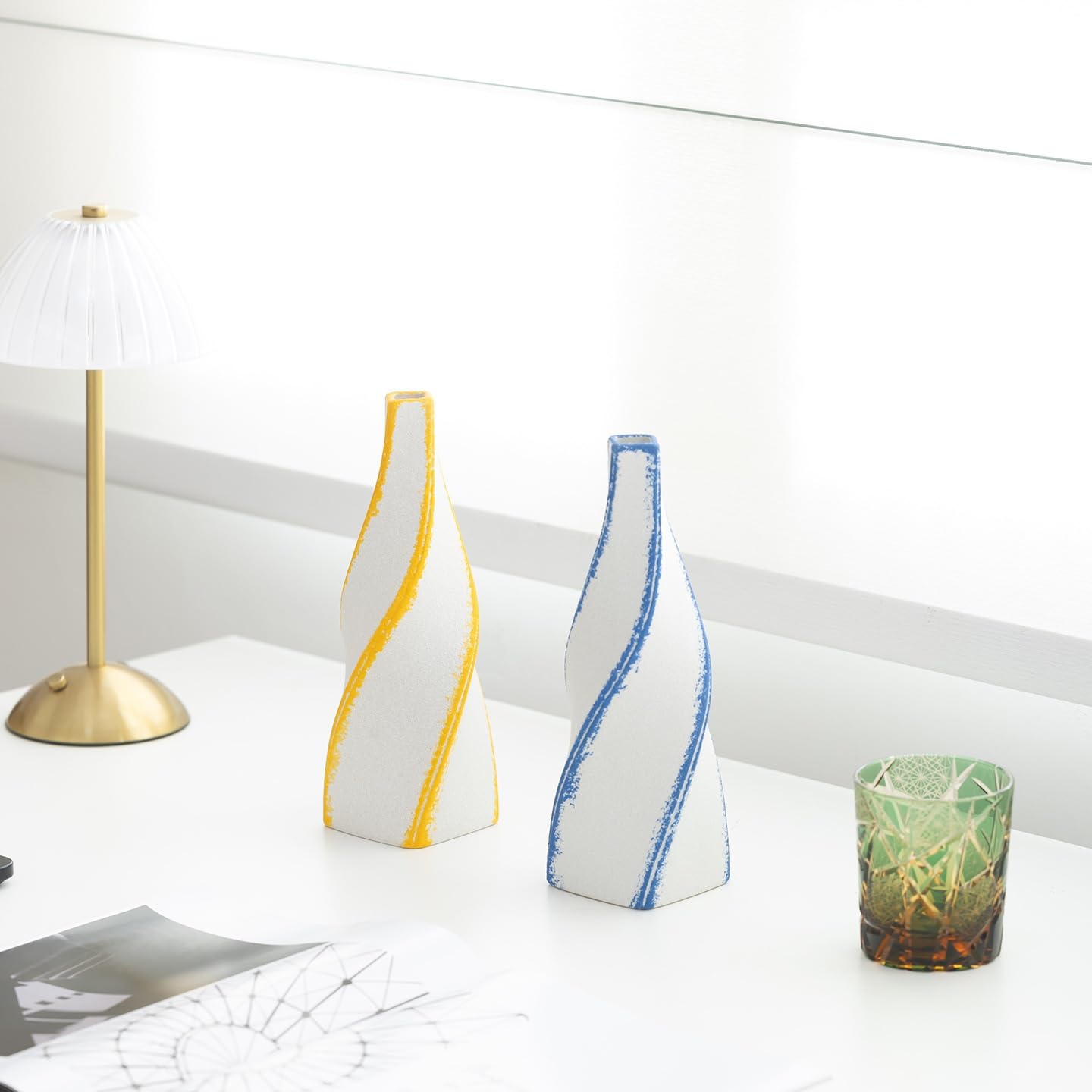 Jarrón de cerámica geométrico en espiral de boca estrecha con luz de lujo simple para el hogar y escritorio, adornos decorativos | A