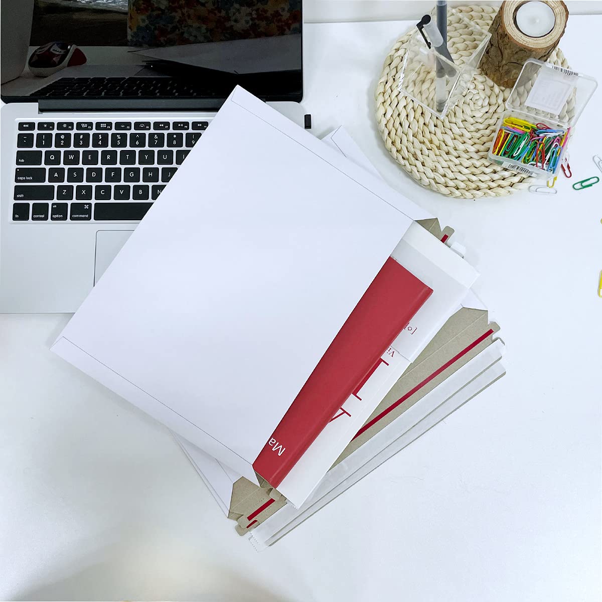 Zestaw 30 białych sztywnych kopert 30 x 25 cm – można przechowywać płaską kartonową pocztę, odpowiednie do ochrony wysyłkowych kart podarunkowych, zaproszeń, zdjęć, dokumentów