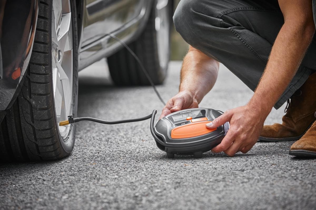 OSRAM TYREinflate 1000, Digitales Reifenfüllgerät mit Auto-Stopp und LED Licht, tragbarer 12V Kompressor für Autoreifen, Stromanschluss via Zigarettenanzünder, Reifenbefüllung in 2 Minuten