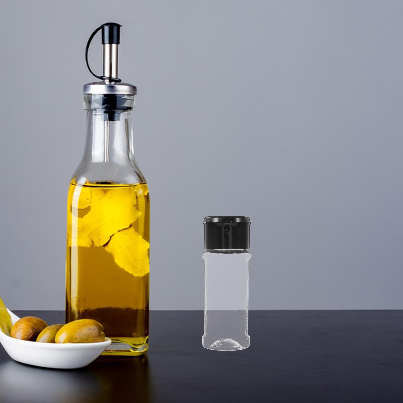 Cabilock 30 barattoli per spezie con coperchi neri, bottiglie vuote per condimenti da 100 ml, contenitori per condimenti in plastica per uso in cucina, per conservare spezie, condimenti e zucchero.