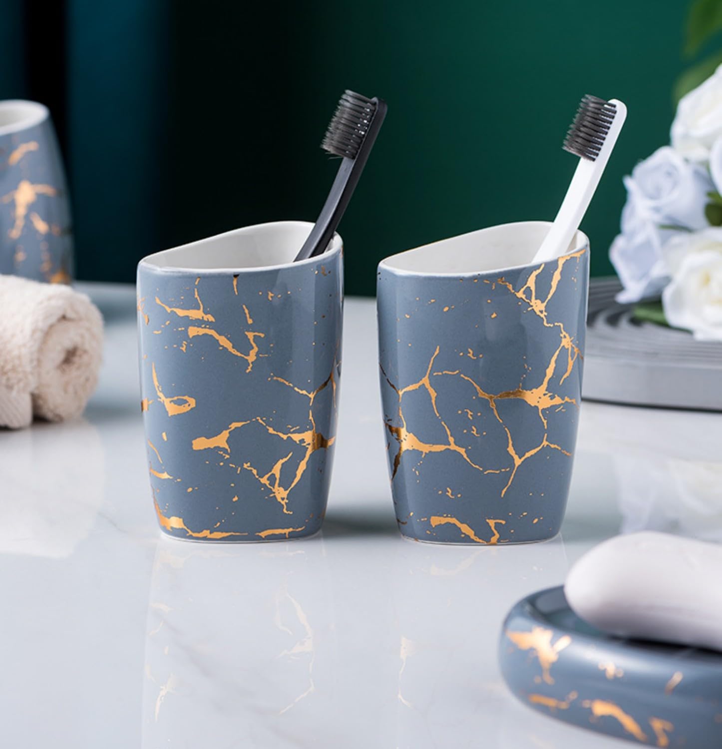 Set di 5 accessori da bagno con vassoio in plastica, tra cui dispenser per sapone da 450 ml, portaspazzolino, bicchiere, portasapone e vassoio con manico, in ceramica, grigio e oro (grigio)