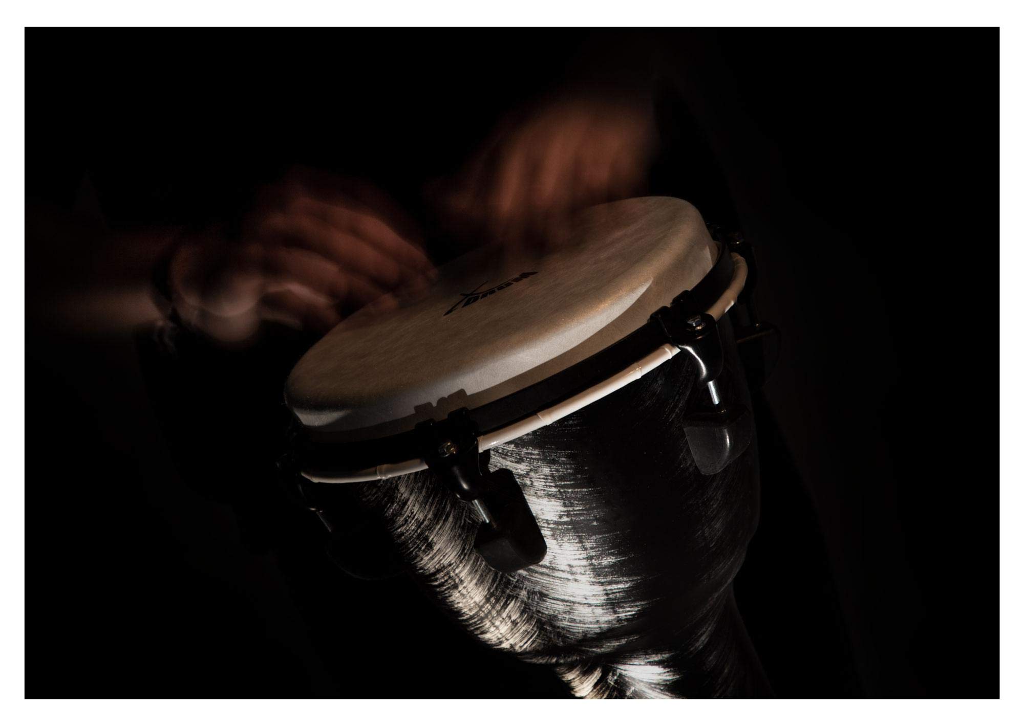 XDrum Djembe 10" Silver Brush Bag Set (aus PVC gefertigt, 6 Stimmschrauben, Kunststoff-Fell mit Natur-Optik, Höhe: 50cm, im Set inkl. passender Rucksacktasche für Transport und Aufbewahrung)