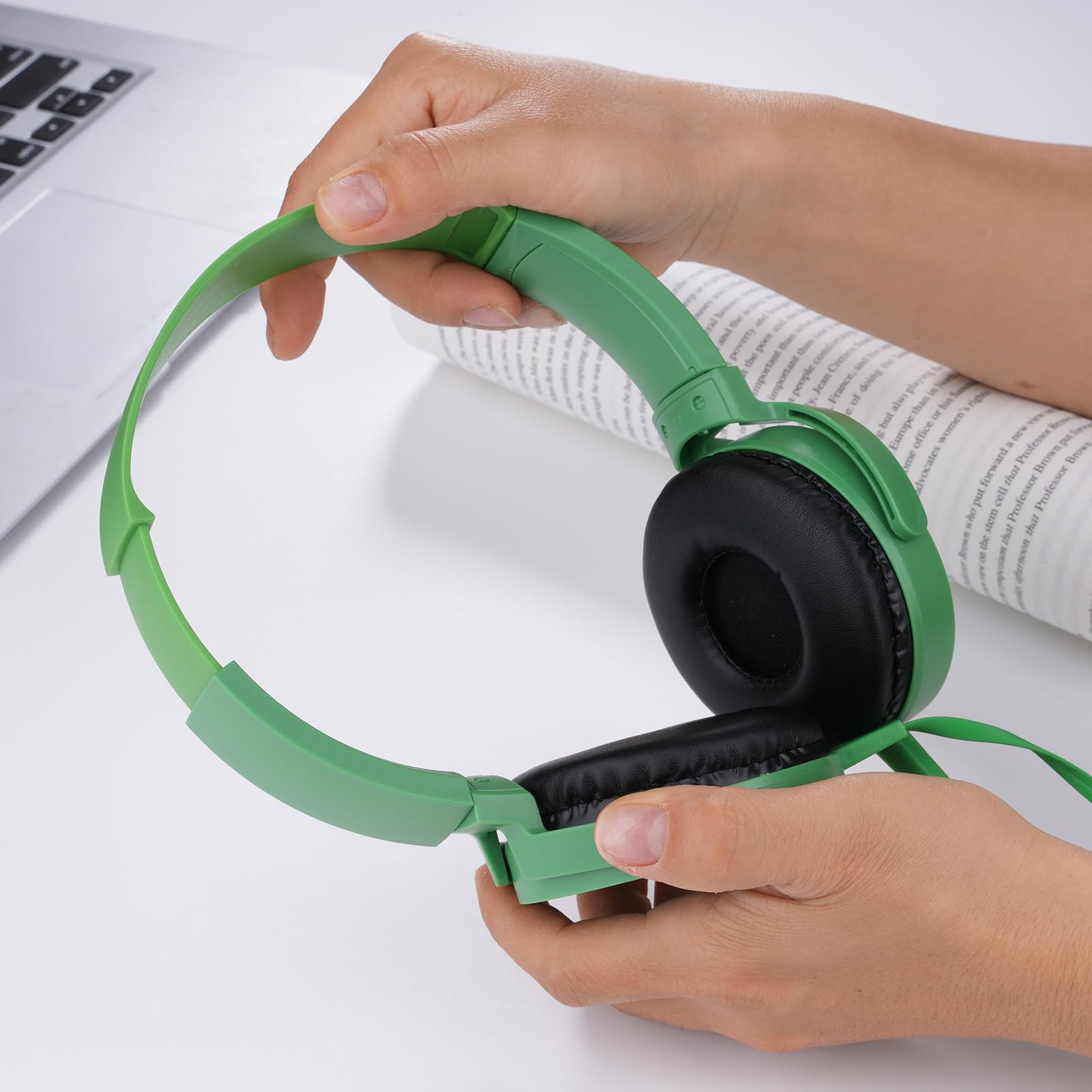 Paquete de 2 auriculares para niños para estudiantes de aula, auriculares con cable, juego de auriculares duraderos para niños, adolescentes, niños y adultos (LS450, verde y naranja)