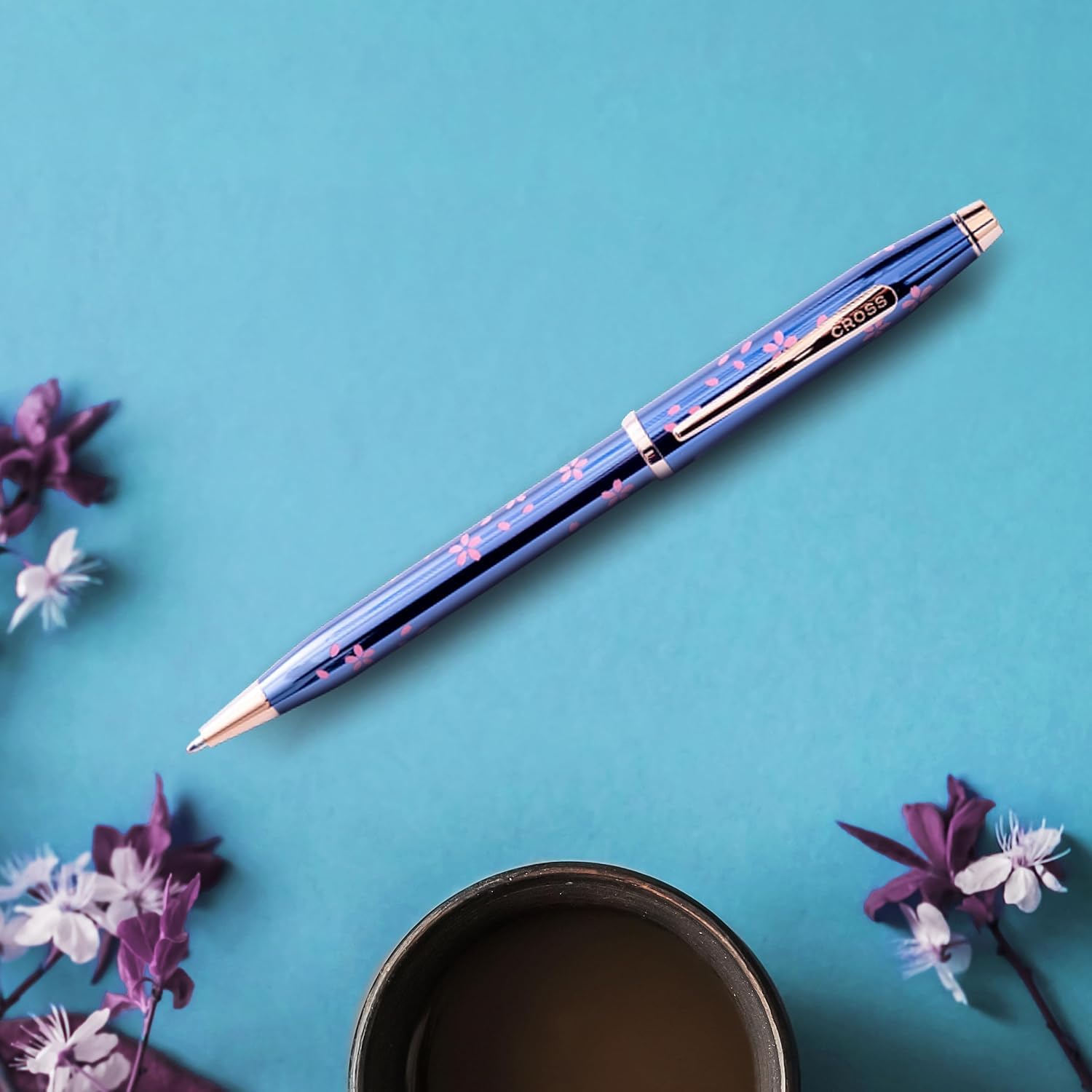 Cross Century II Cherry Blossom - Bolígrafo (trazos M, color de escritura: negro, mecanismo de giro, incluye caja de regalo), color azul translúcido, herrajes de acero inoxidable chapado en oro rosa