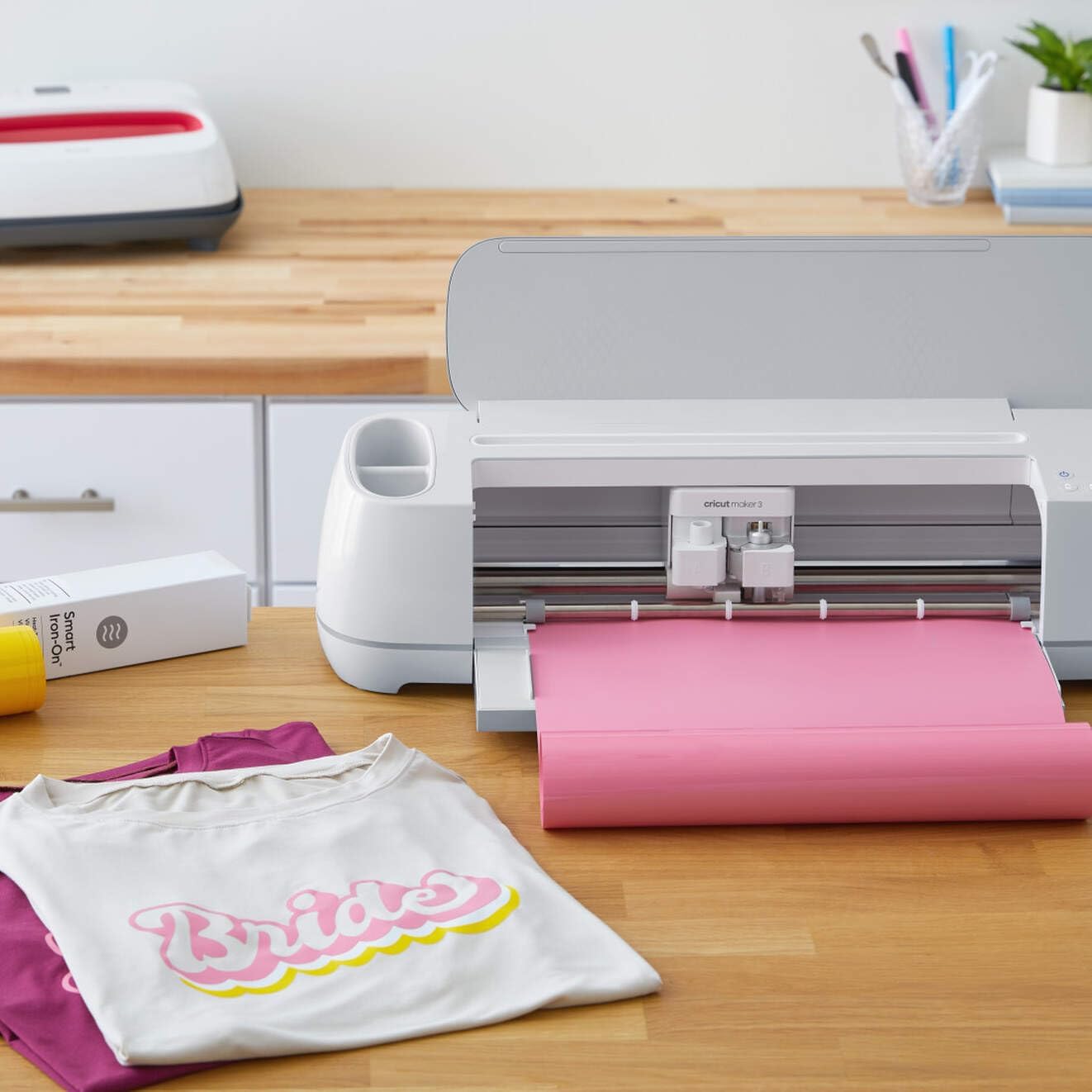 Cricut Smart Iron-On Heat-Transfer Vinyl | 1 Sheet | 33cm x 2.7m (9ft), 2008692 | Red