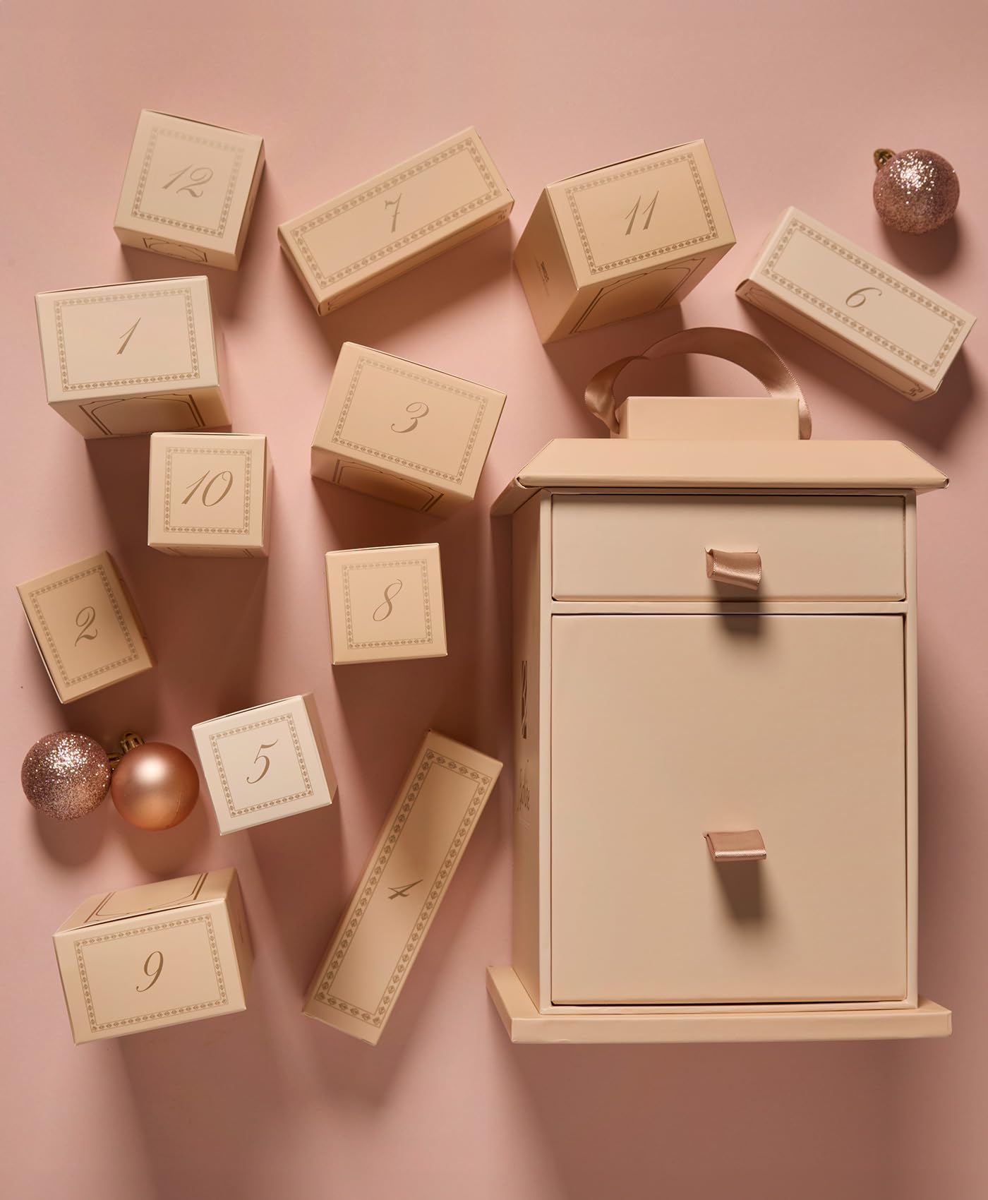 BioNike - Calendario dell'Avvento, Cofanetto a Lanterna con 12 cassetti , contiene prodotti make-up, skin care, detergenti e struccanti