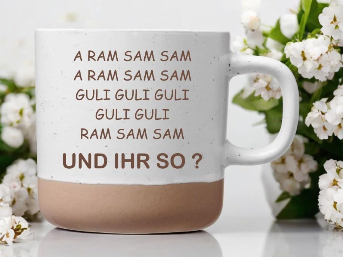 Laser Tattoo A Ram Sam Sam Tasse, Keramik Kaffeetasse mit Lasergravur, 360ml, Weiß mit Beigem Boden, Mikrowellengeeignet, Geschenk für Erzieher (Griff rechts)