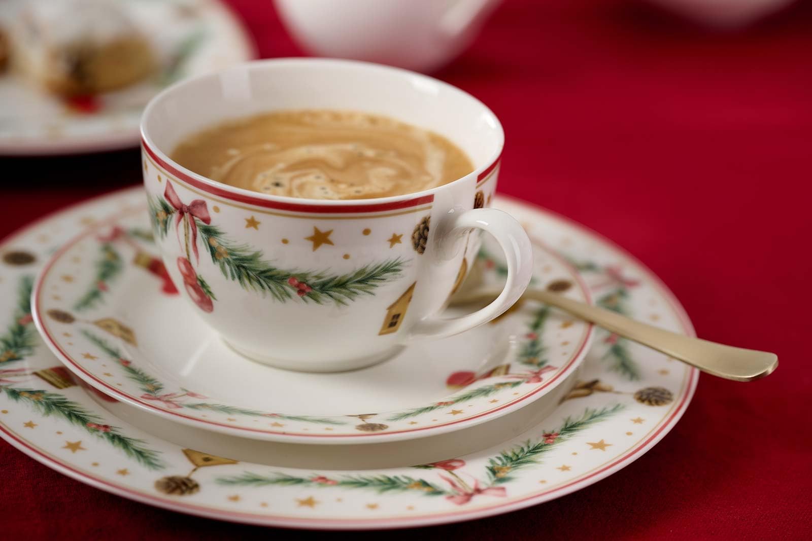 Ritzenhoff & Breker Holly Kaffeeservice 18-teilig für 6 Personen – Weihnachtsgeschirr aus Porzellan im Retro-Design – spülmaschinenfest & mikrowellengeeignet – Weiß/Rot/Grün