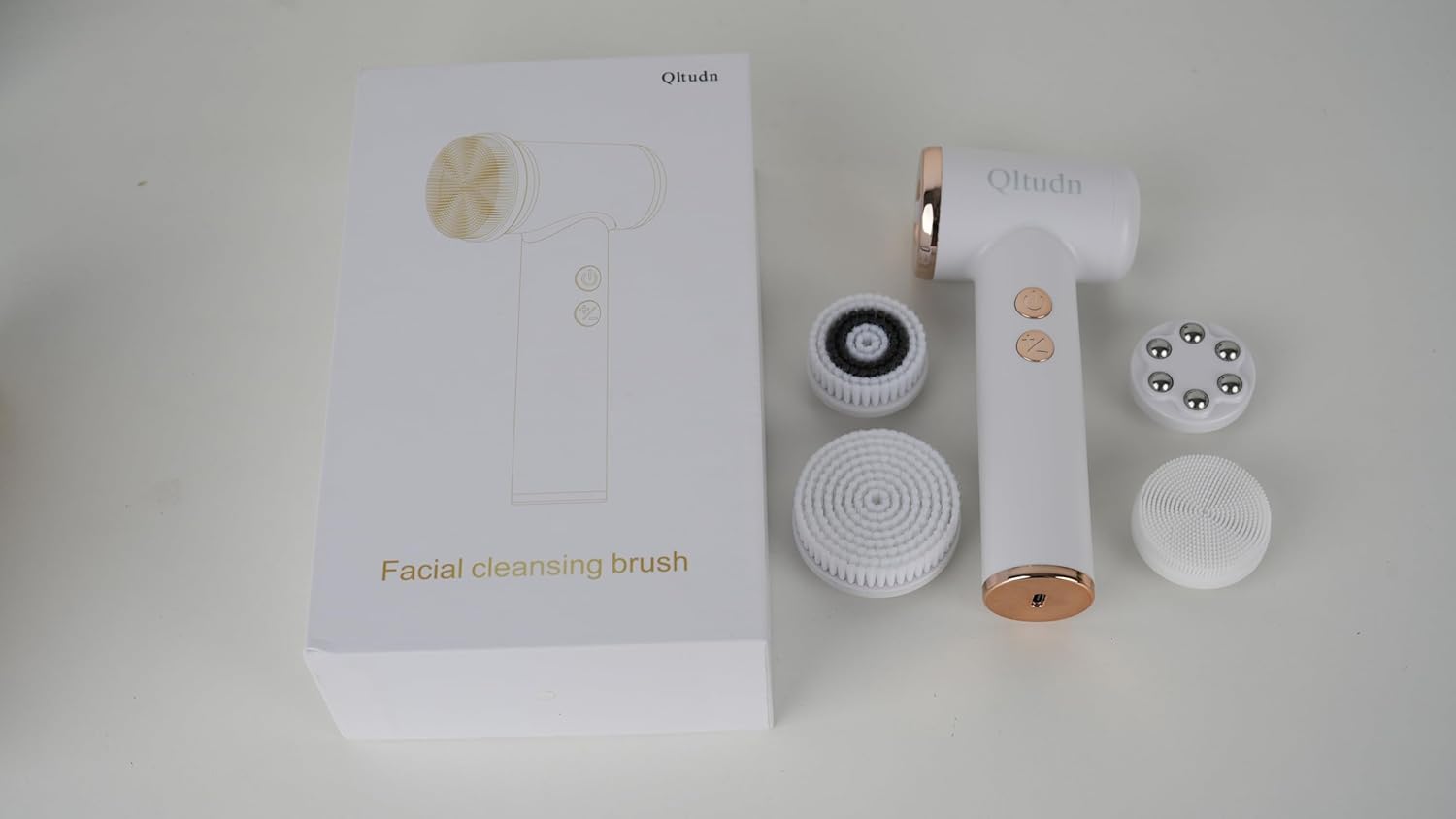 Electric Facial Cleansing Brush, Rechargeable Waterproof Face Wash Brush with 4 Brush Heads & 5 Speed Adjustable, Face Scrubber for Deep Cleansing, Exfoliating, Removing Blackhead, Massaging