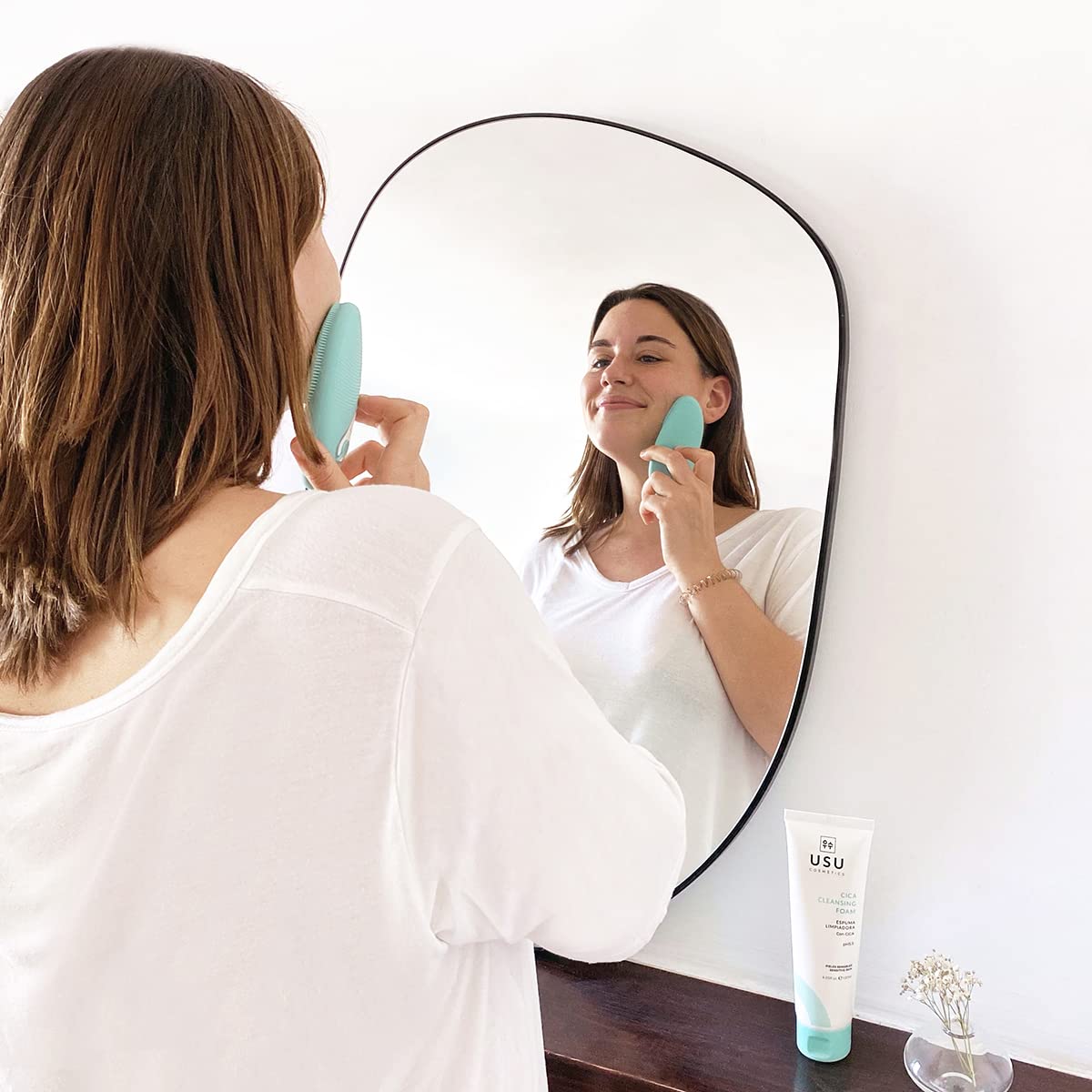 Cepillo de Limpieza Facial Easy Nusu - Ayuda a Limpiar los Poros y a Reducir las Imperfecciones - Aporta Suavidad y Limpieza Profunda - Fabricado con Silicona - USU Cosmetics