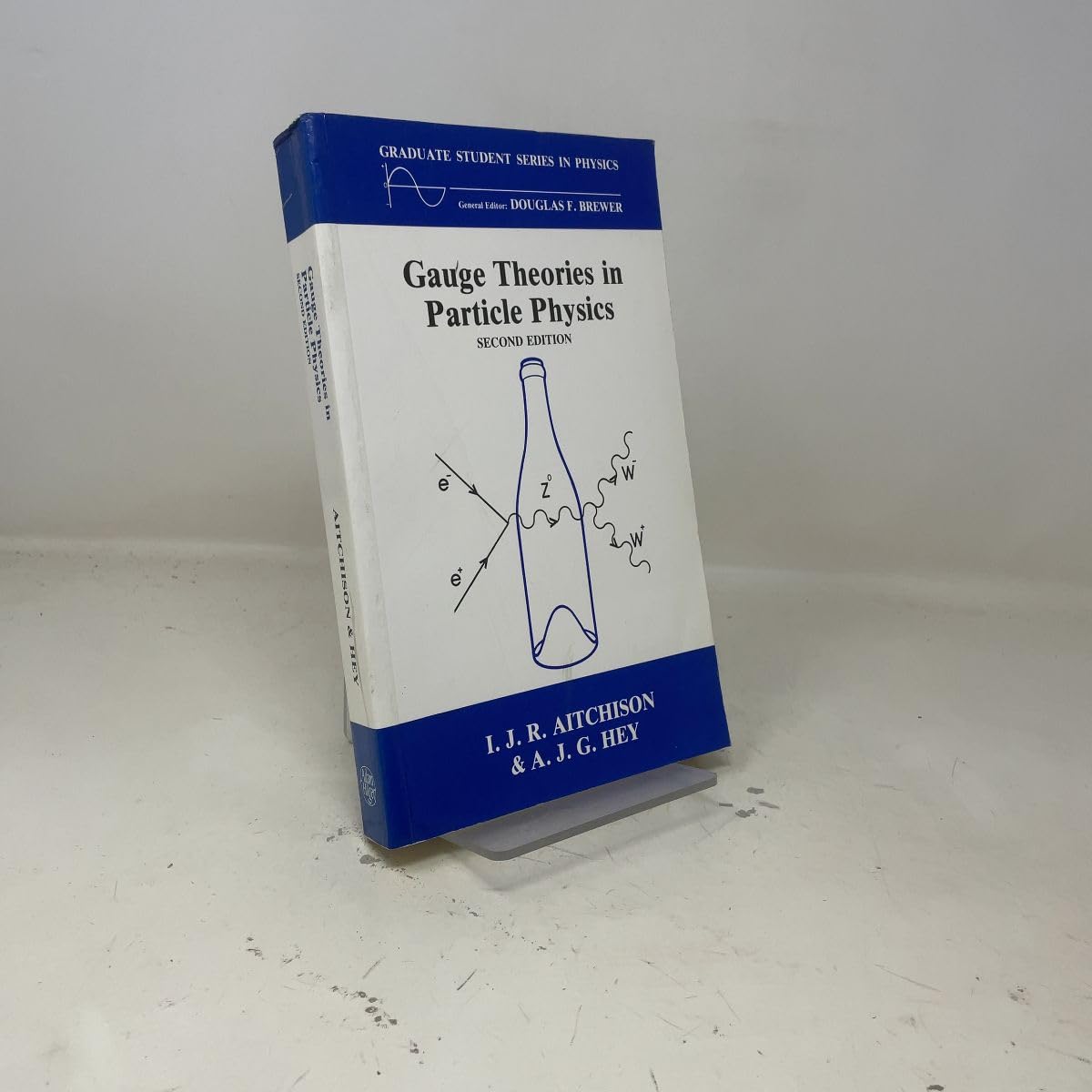 Gauge Theories in Particle Physics: A Practical Introduction (Graduate Student Series in Physics)
