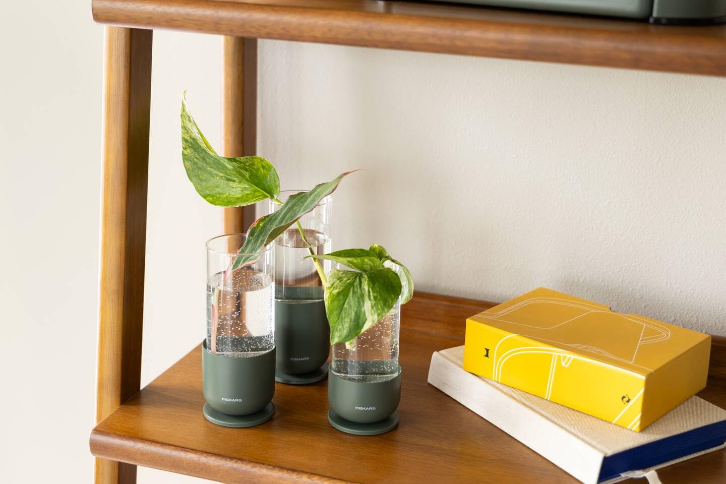 Fiskars Urban Plant Care Set de Pots de Culture, 3 Pcs | Pour la Propagation des Boutures, 3 Pots en Verre et 3 Supports en Métal, Vert Olive, 1080910