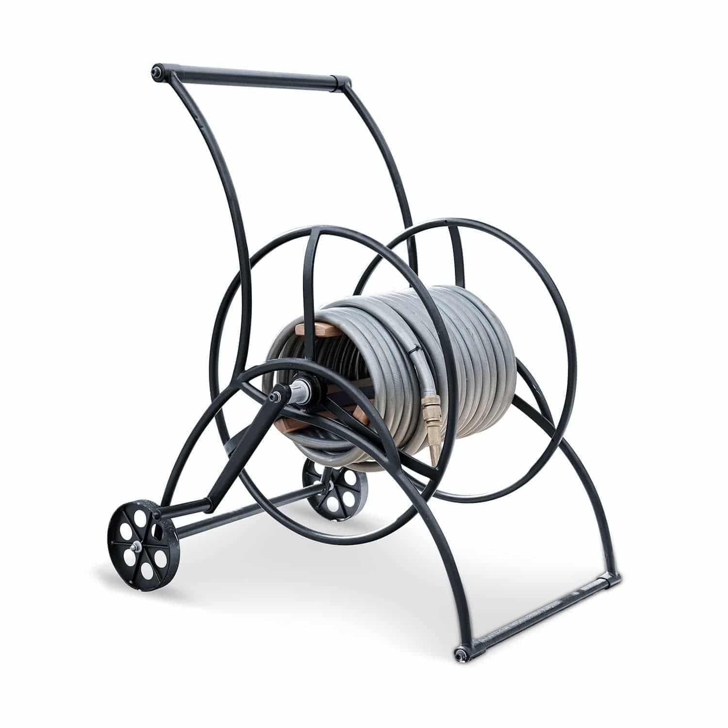 Loberon Schlauchwagen Middleby, leichtgängige Schlauchrolle & Räder, Elegante Optik, wetterfest, Gartenzubehör, Gartenhelfer, Outdoor, Eisen, Teakholz, schwarz | leichtgängige Schlauchrolle & Räder, Elegante Optik, wetterfest, Gartenzubehör, Gartenhelfer,