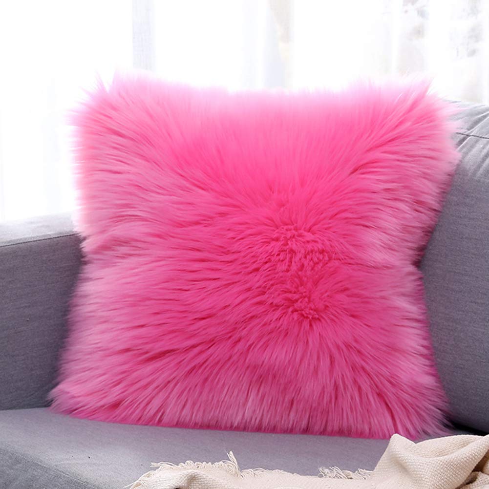 Housse de coussin fausse fourrure rose pour remplacer un textile rêche et inconfortable